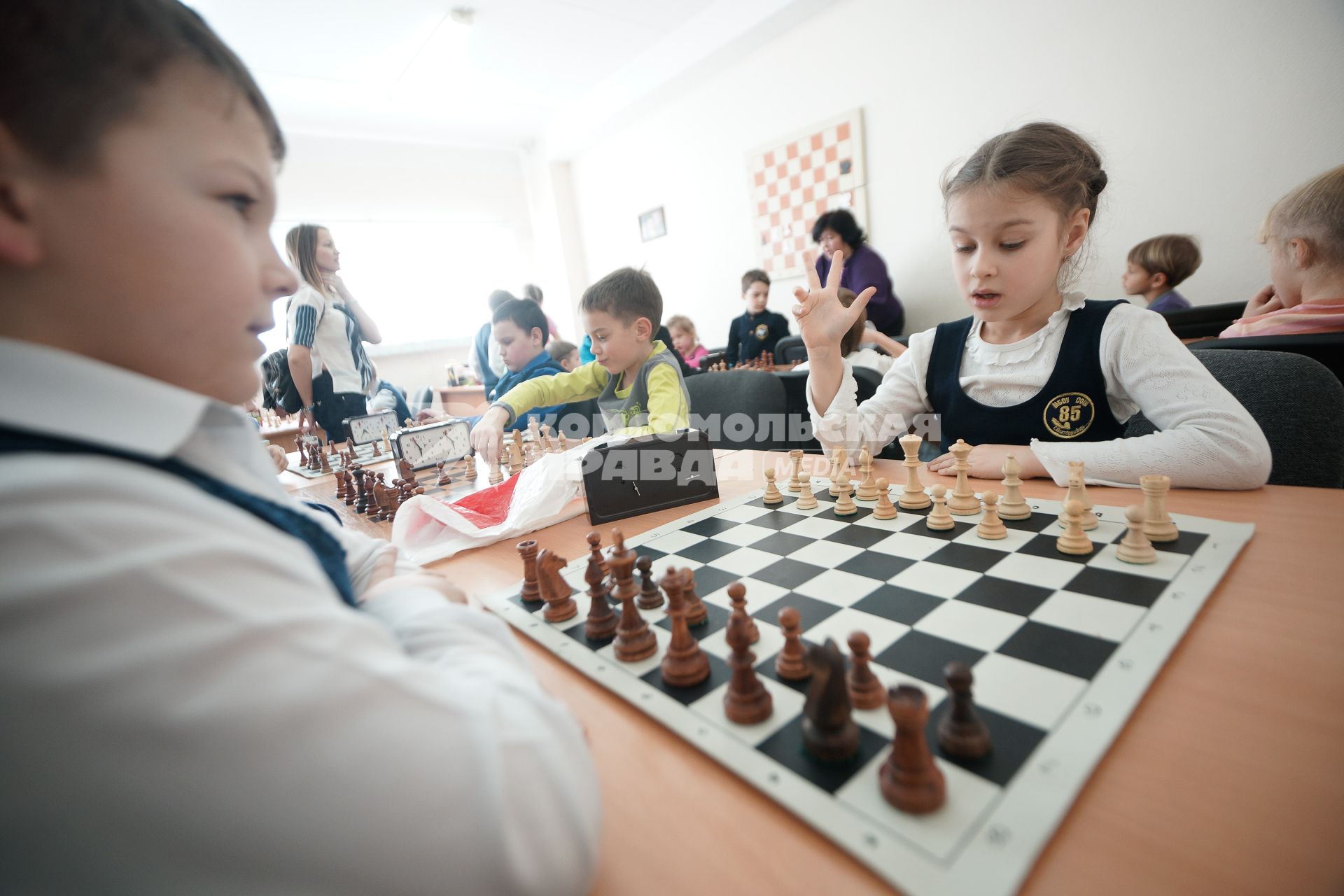 Дети играют в шахматы в Уральской шахматной академии провел сеанс одиночной игры.