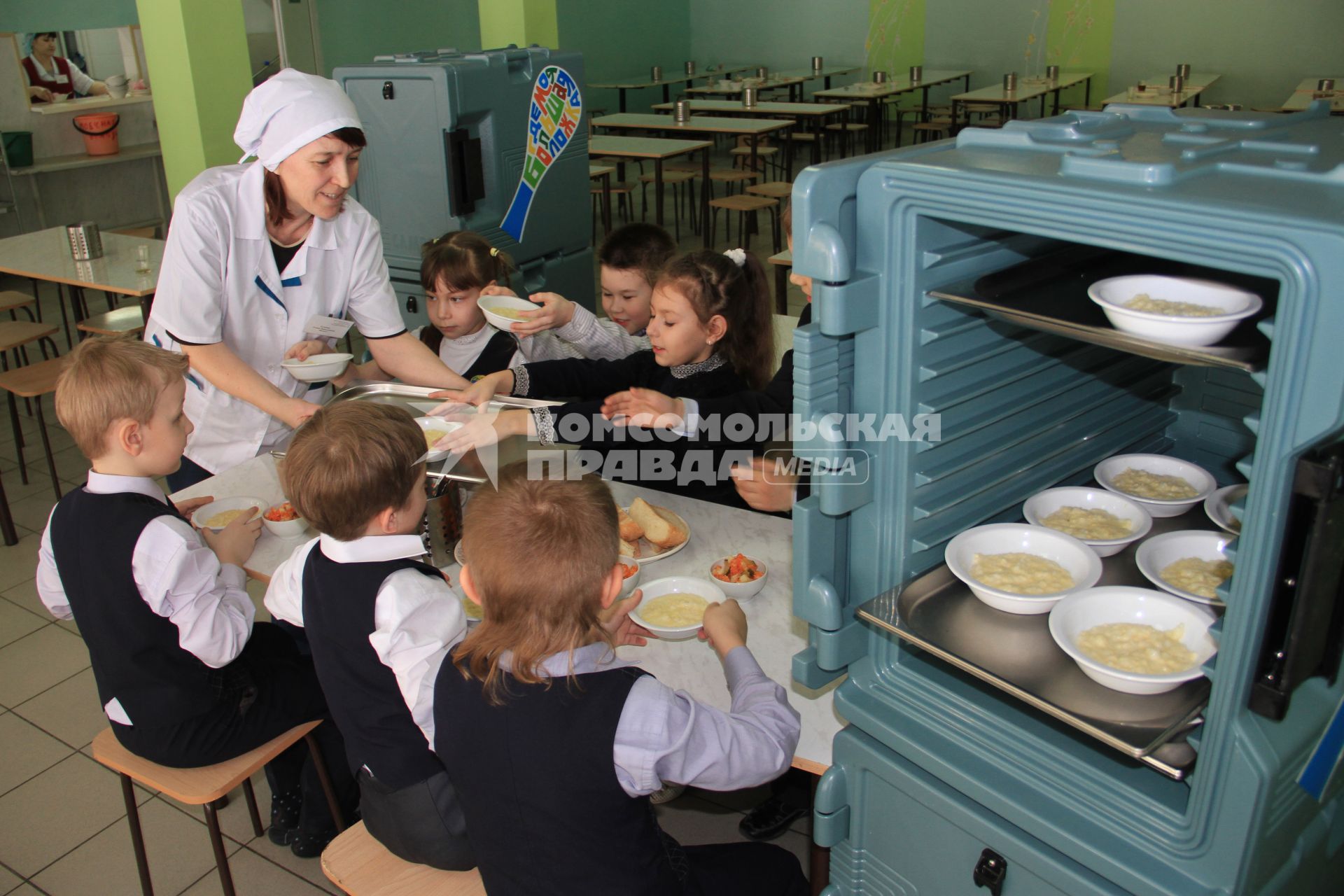 Термошкафы в школьных столовых сохраняют обеды горячими.