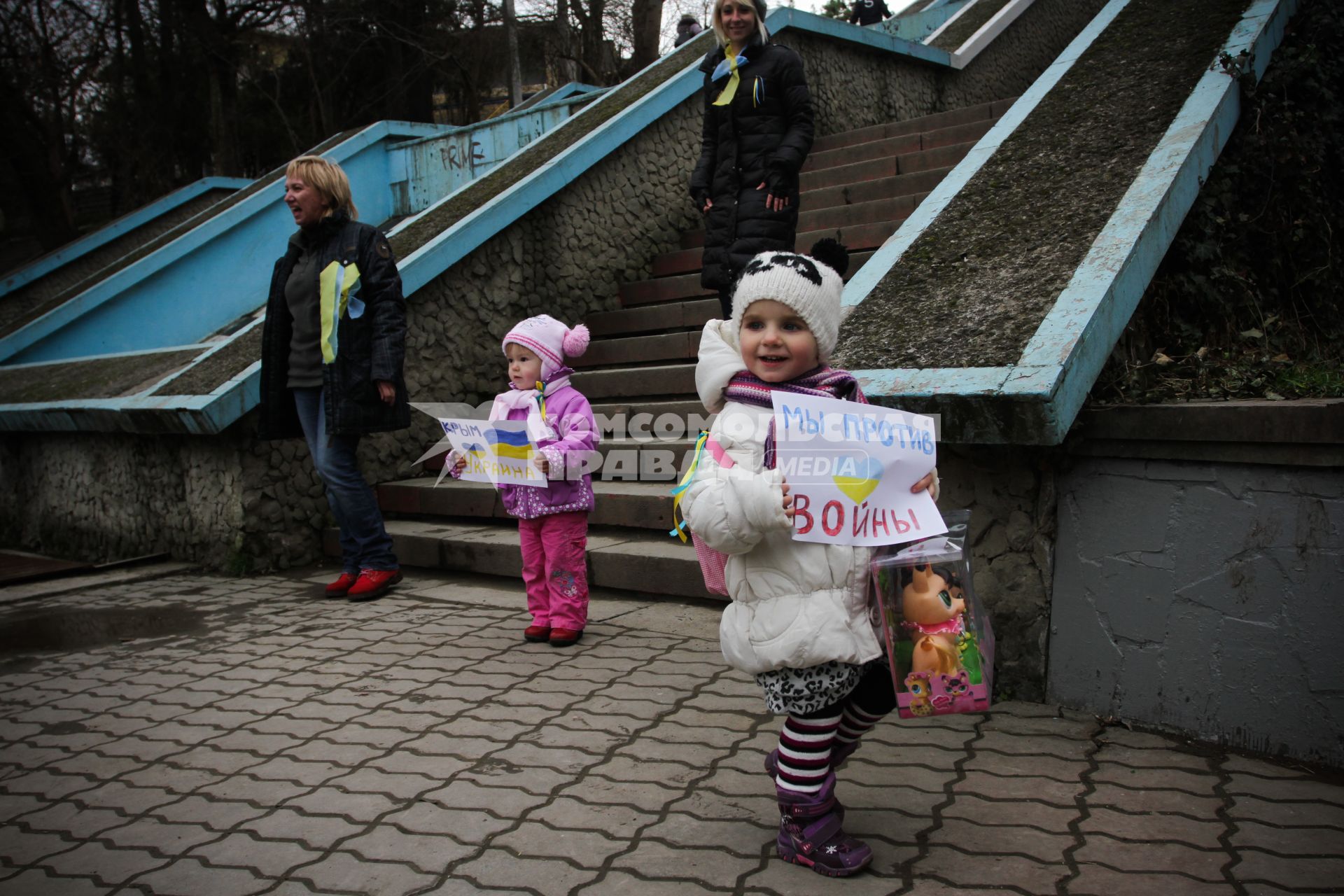 Митингующие дети в поддержку Крыма.