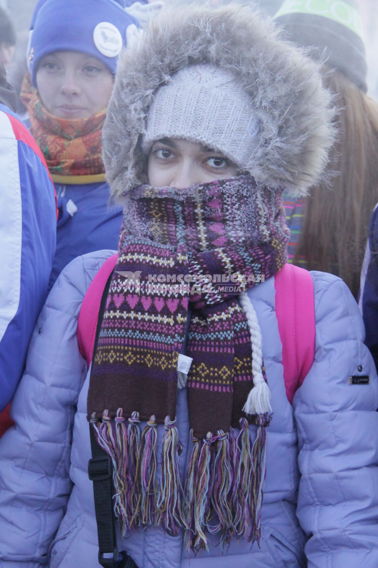 Традиционная патриотическая акция `Снежный десант - 2014` в Барнауле. На снимке: девушка на морозе.