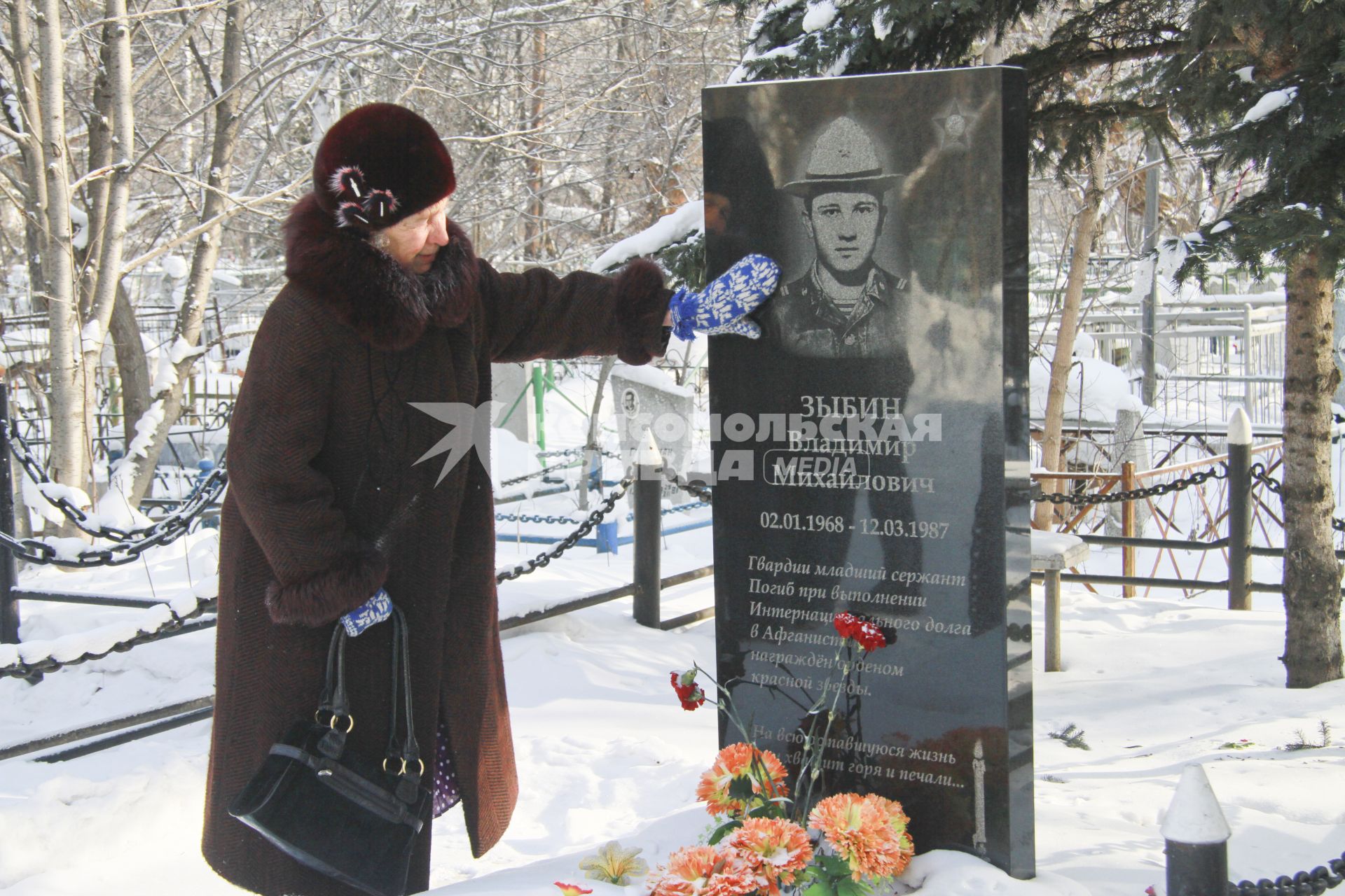 25 лет со дня вывода советских войск из Афганистана. Кладбище. Мать у могилы сына.