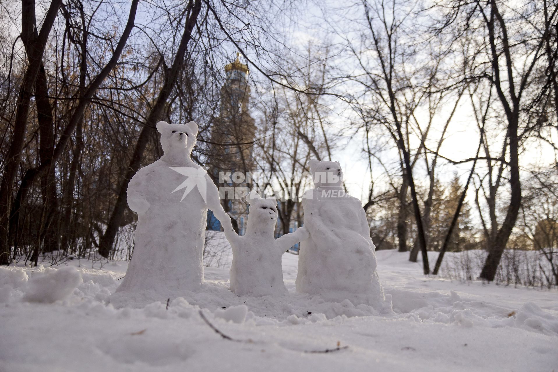 Снеговики медведи в парке Екатеринбурга.