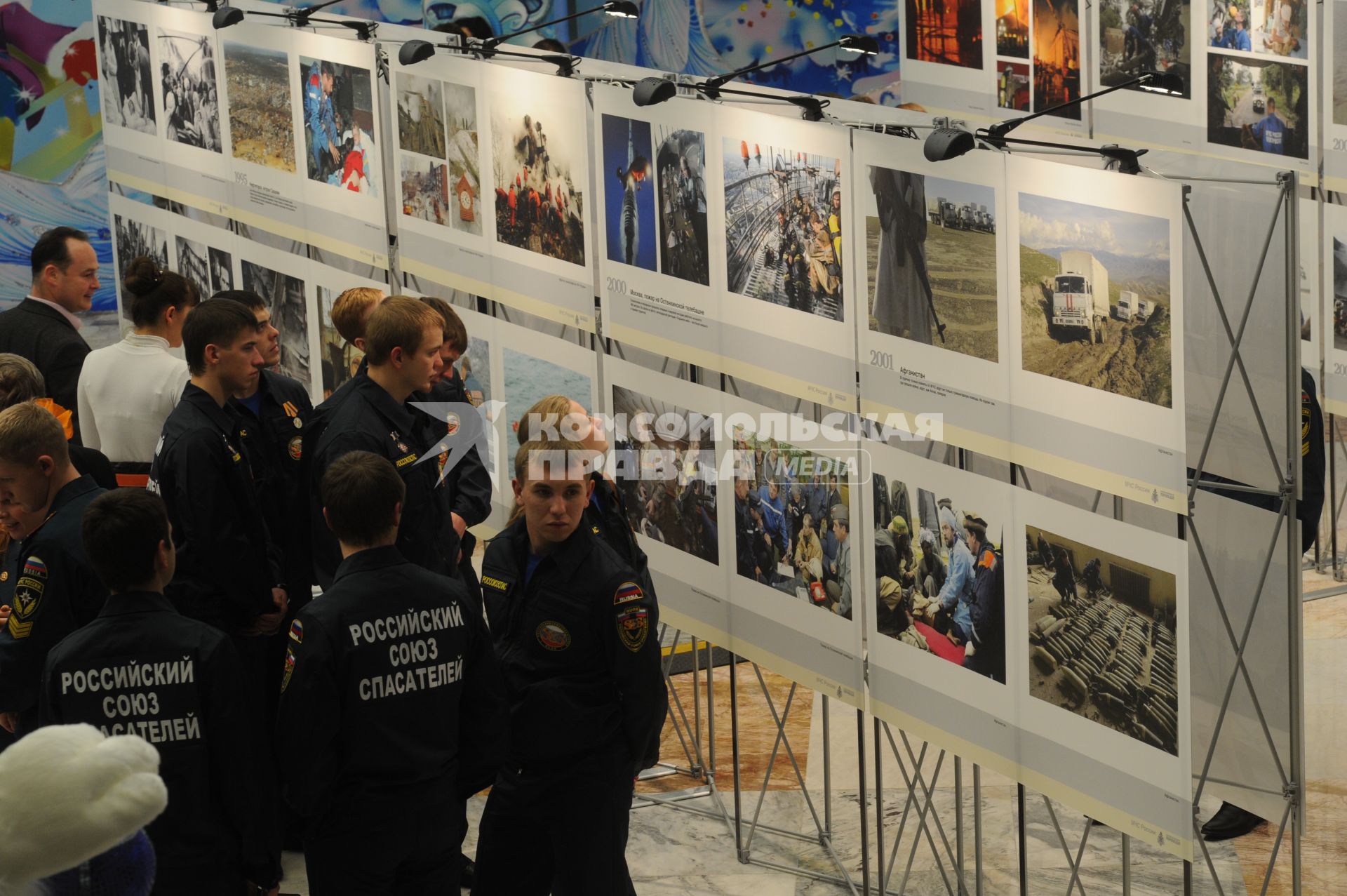 Фотовыставка посвященная  `Дню спасателя` в Кремлевском дворце. На снимке: посетители выставки.