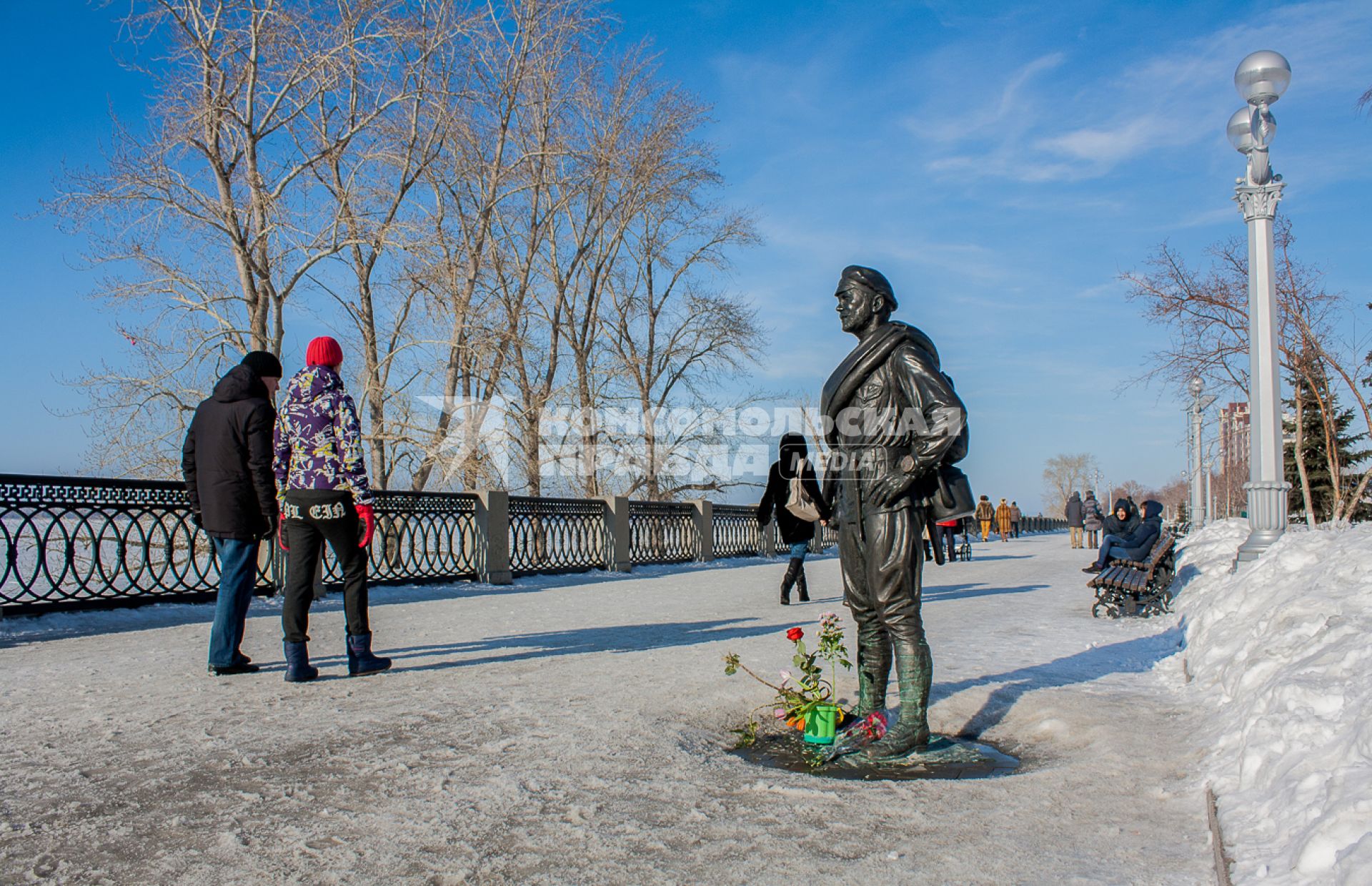 Памятник киногерою товарищу Сухову ( актер Анатолий Кузнецов ) на набережной в Самаре.