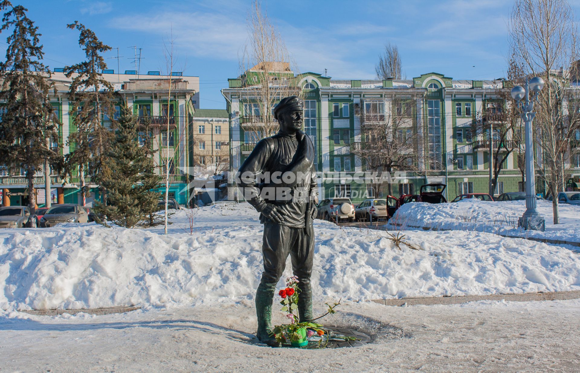 Памятник киногерою товарищу Сухову ( актер Анатолий Кузнецов ) на набережной в Самаре.