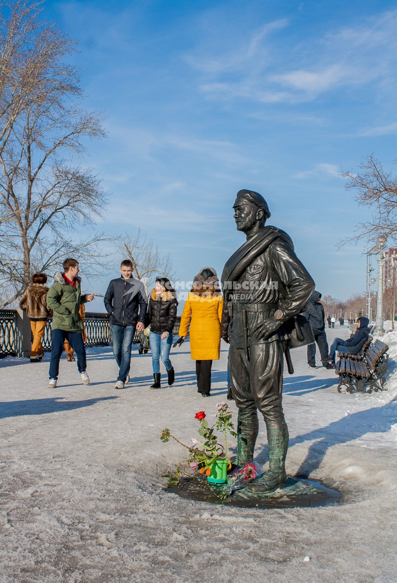 Памятник киногерою товарищу Сухову ( актер Анатолий Кузнецов ) на набережной в Самаре.