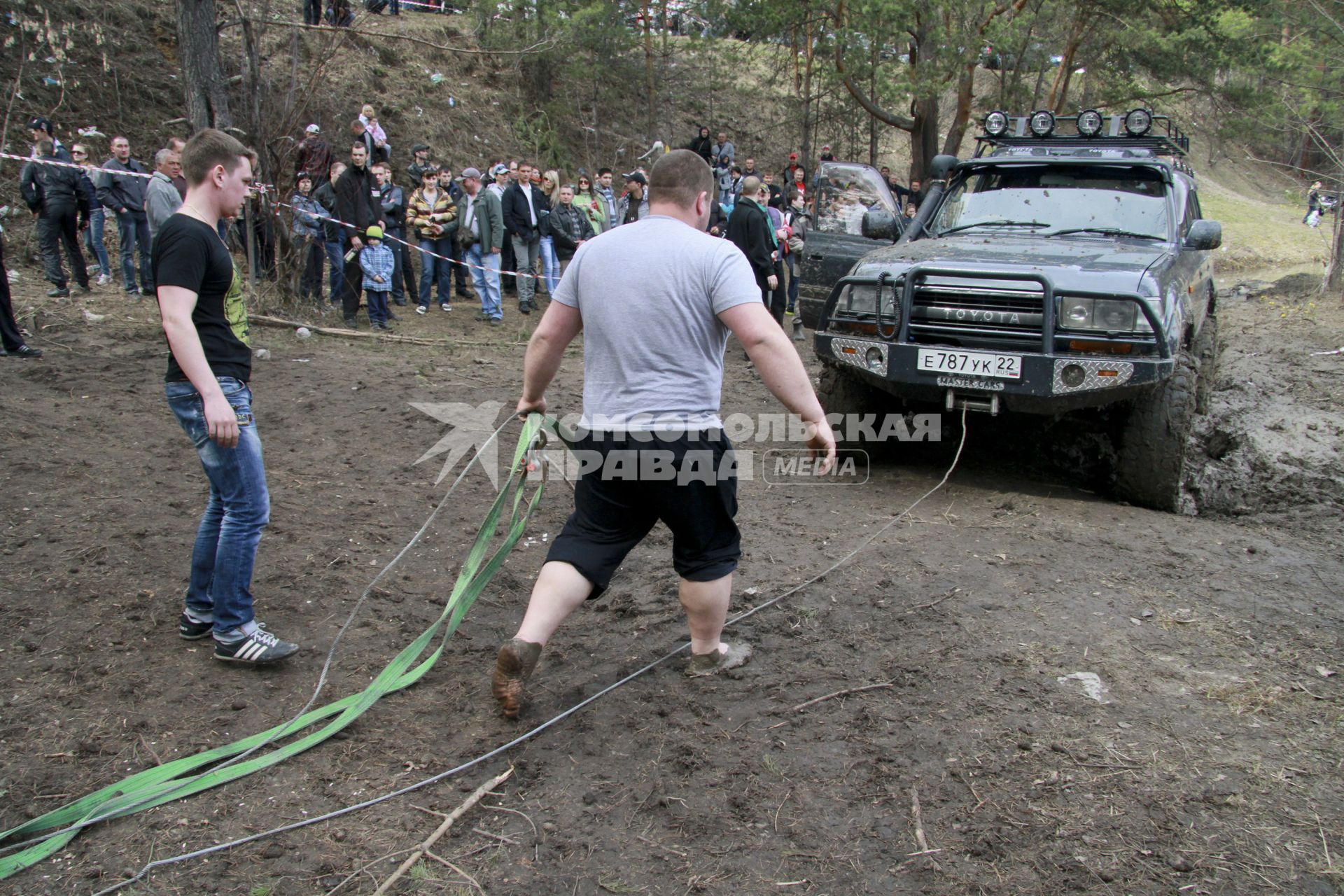 Джип-спринт `Апрельский кураж` в Барнауле. На снимке: мужчины готовятся вытаскивать автомобиль из грязи.