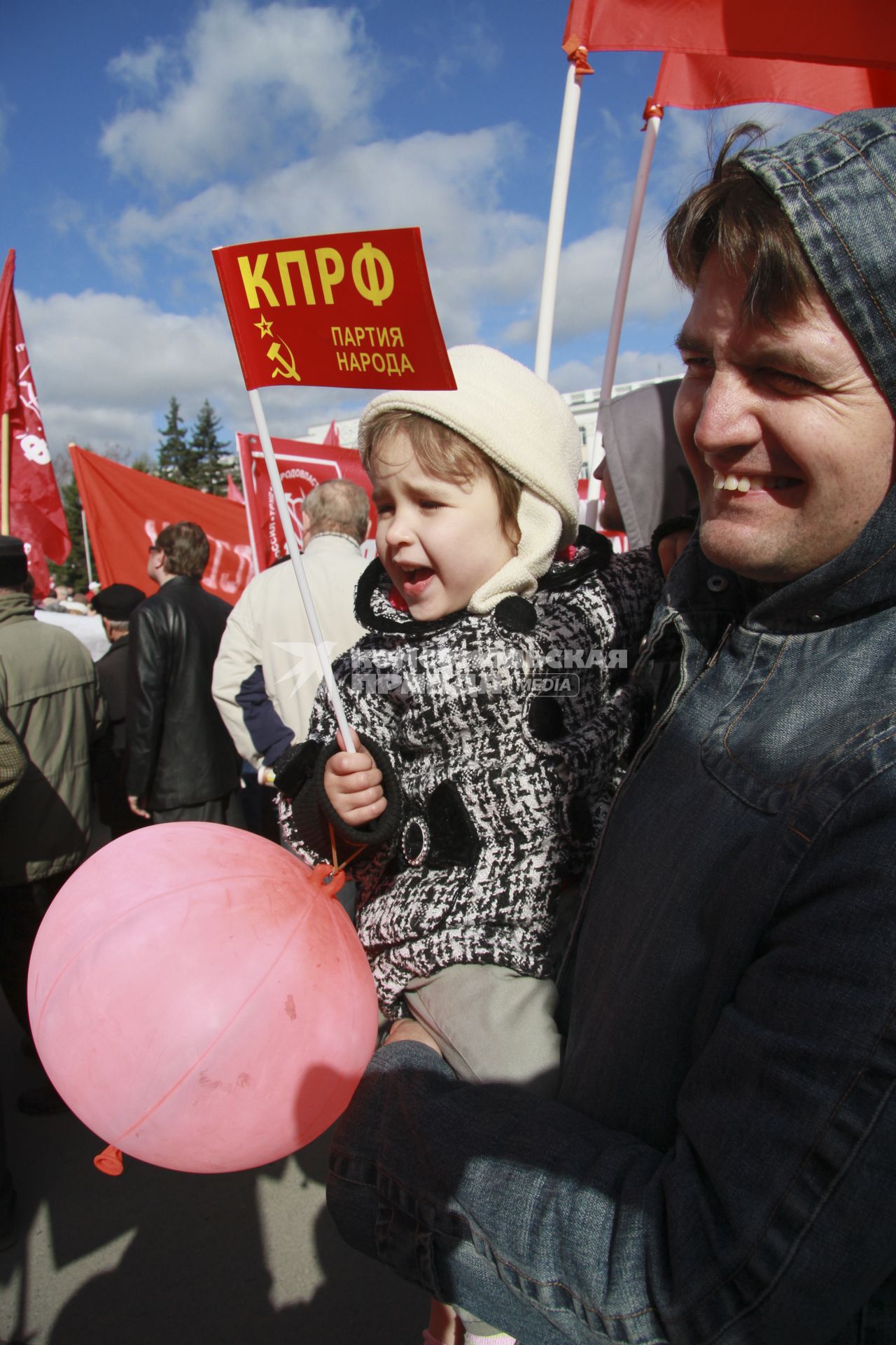 Митинг КПРФ на 1 Мая. Девочка с флажком.