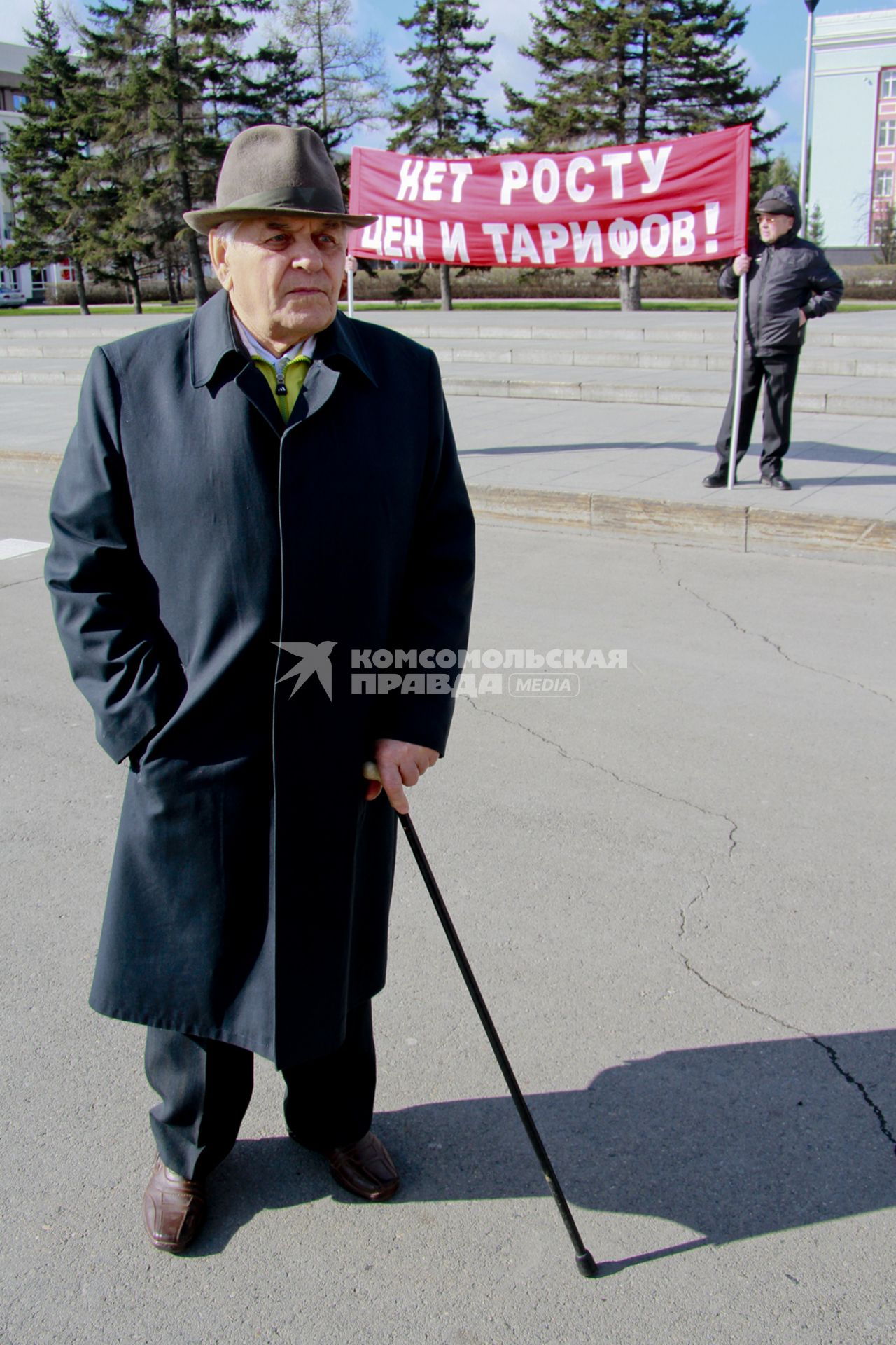 1 Мая. Мужчина на фоне транспаранта: `Нет росту цен и тарифов!`.