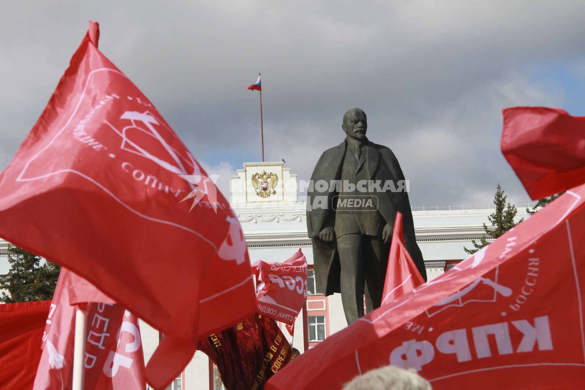 Митинг КПРФ на 1 Мая. Памятник Владимиру Ленину в окружении красных флагов.