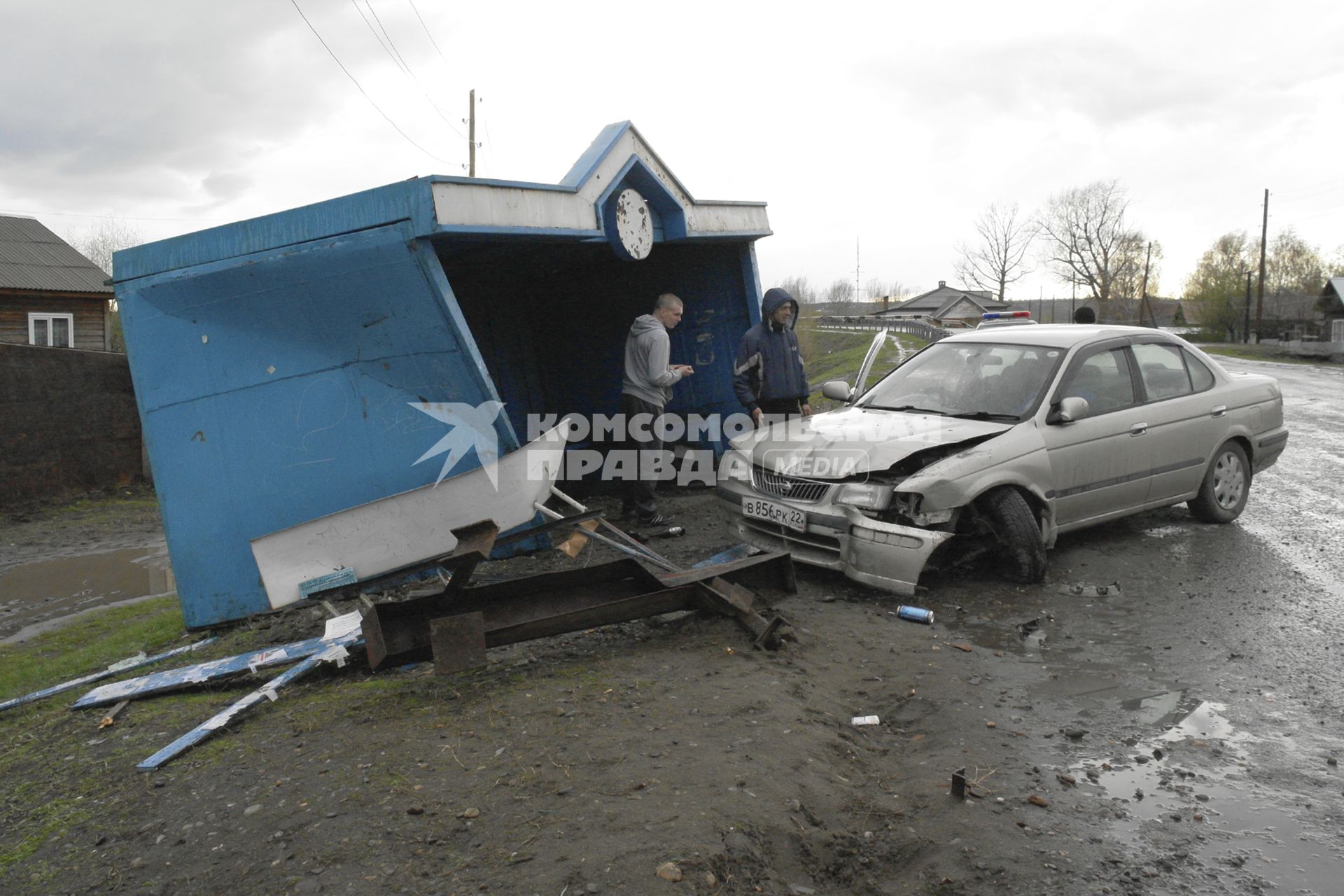 Автомобиль врезался в автобусную остановку.