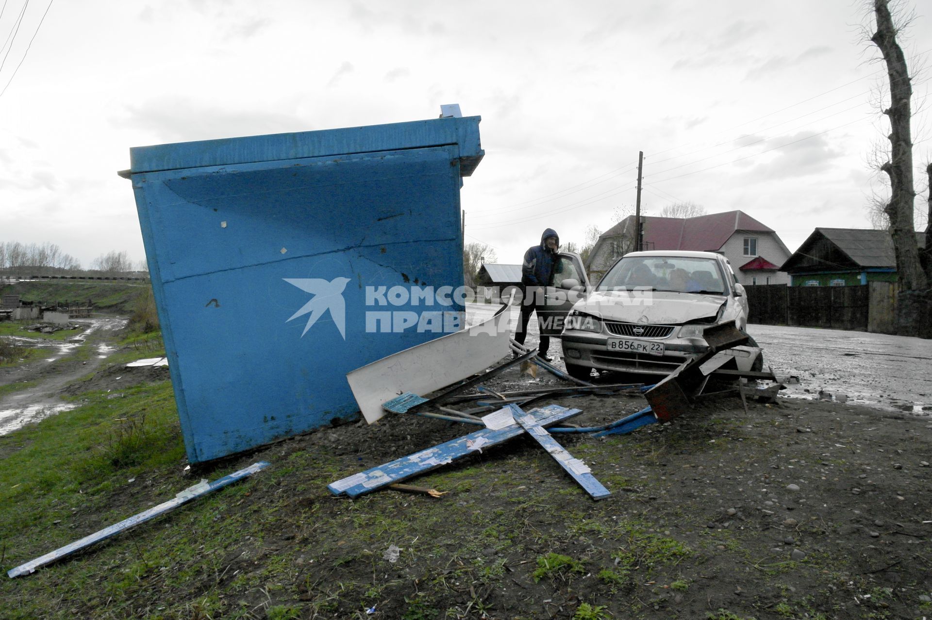 Автомобиль врезался в автобусную остановку.