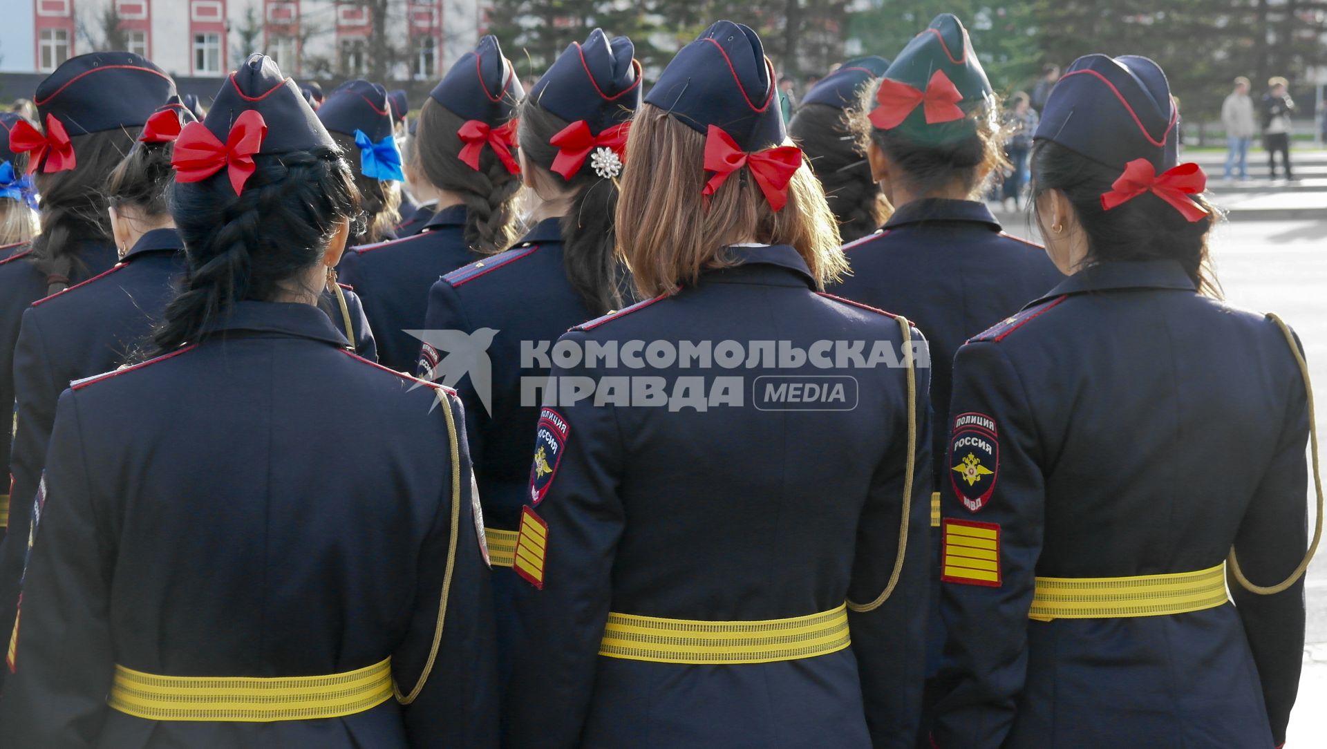 Репетиция Парада Победы в Барнауле. На снимке: женщины полицейские с красными бантами.