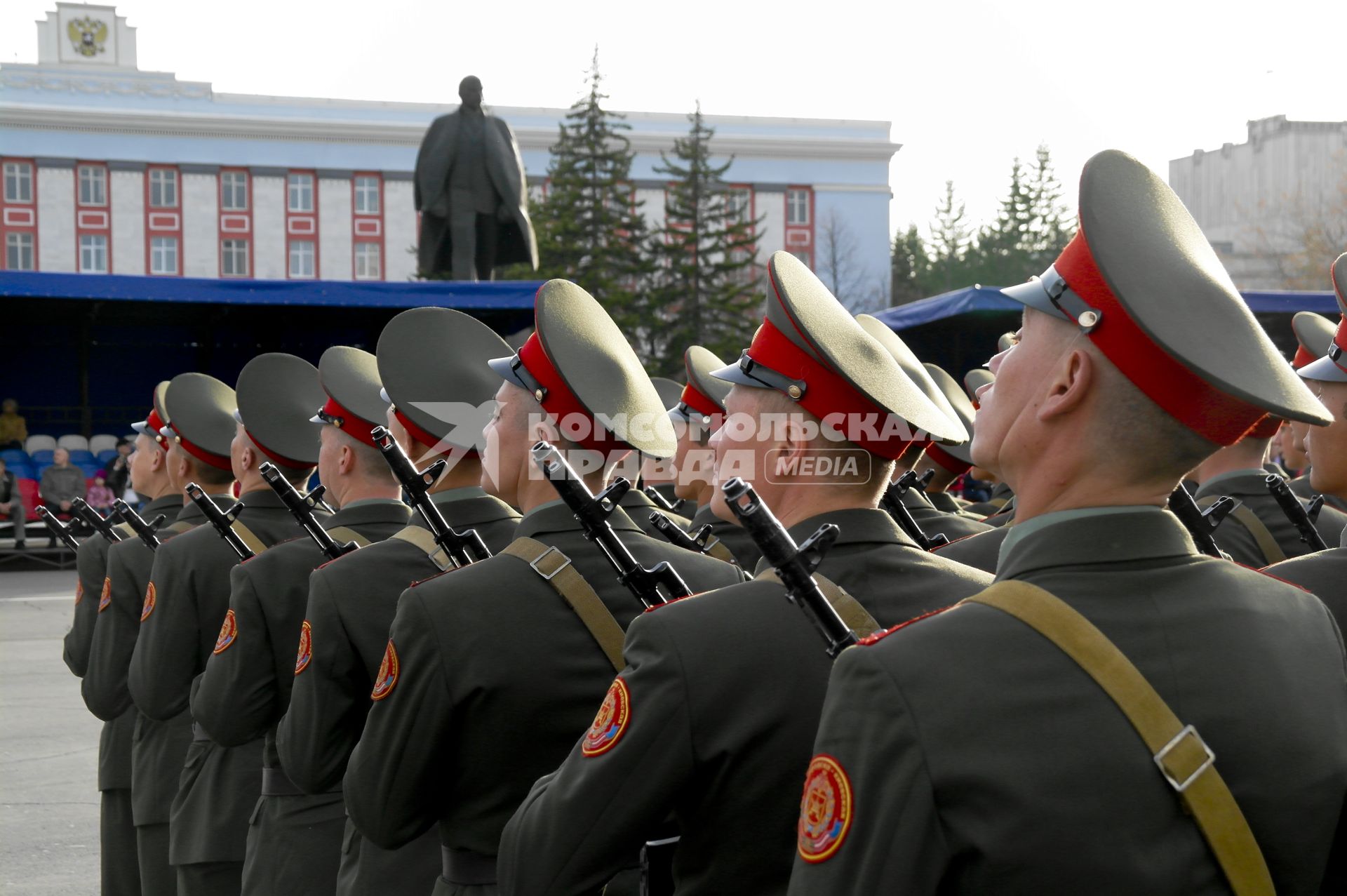 Репетиция Парада Победы в Барнауле. На снимке: солдаты на фоне памятника Владимиру Ленину.