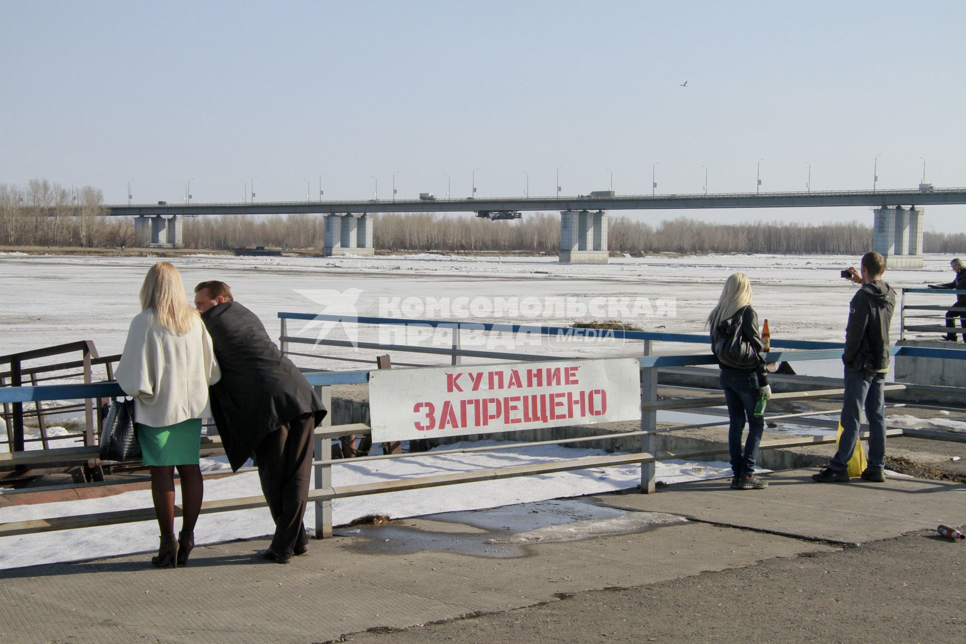 Речной вокзал. Барнаульцы ждут ледоход.