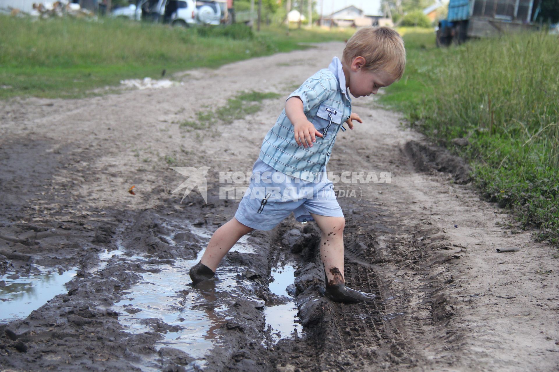 Ребенок в дорожной грязи.