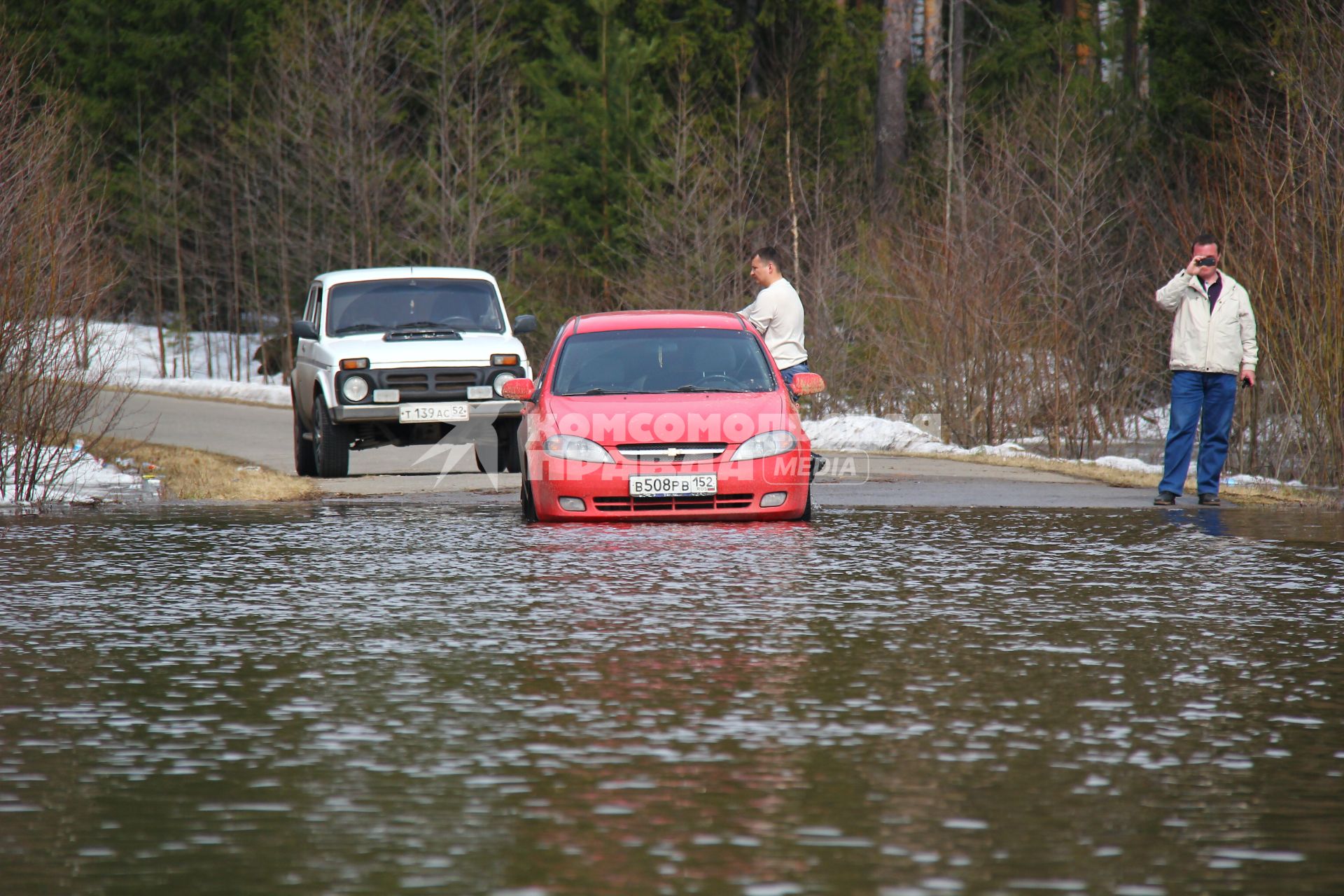 Паводок на реке Уста Уренского района Нижегородской области. Автомобили пытаются перебраться через затопленную дорогу.