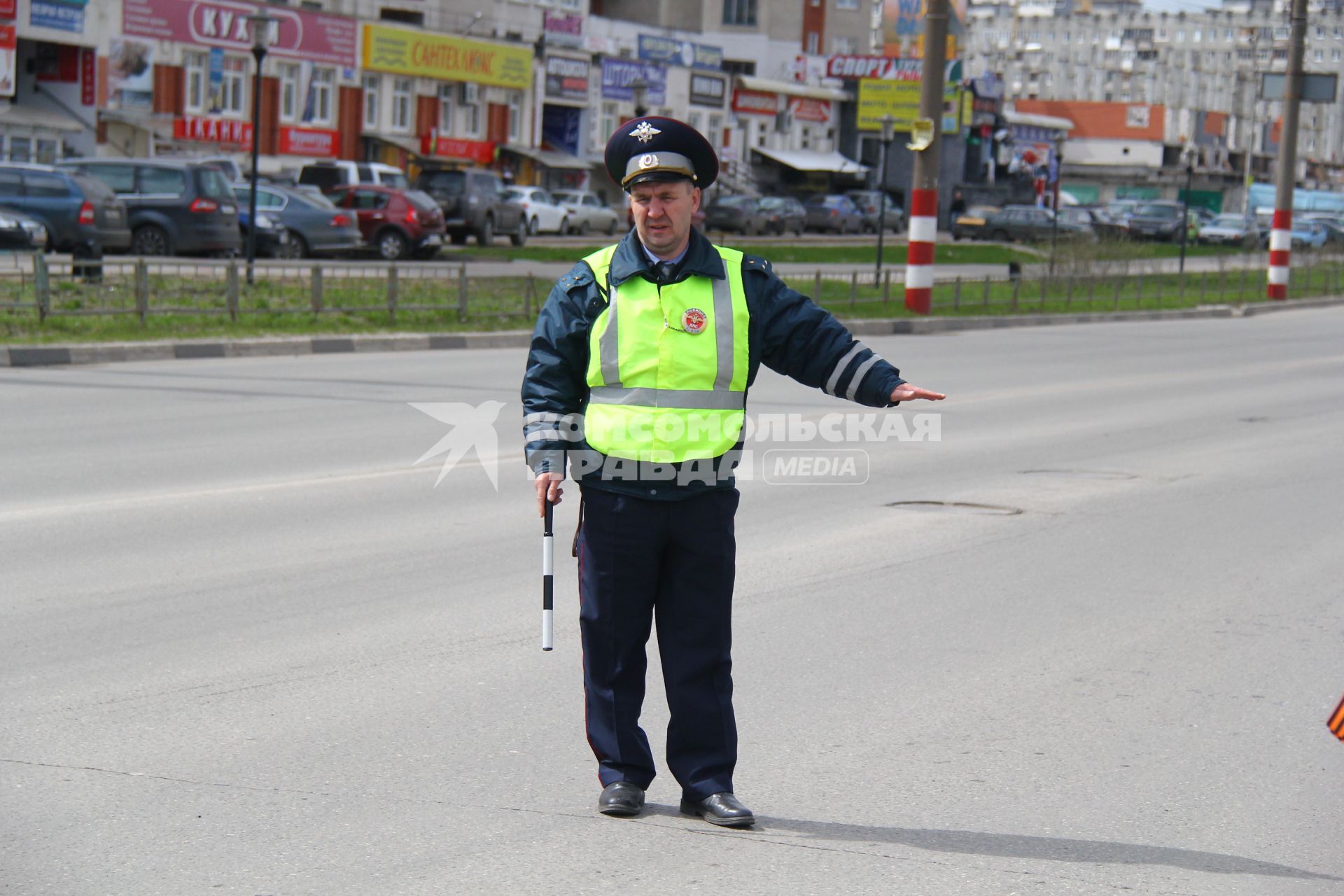 Сотрудник ДПС за работой.