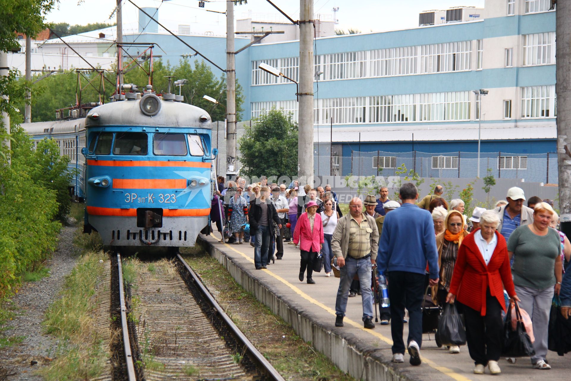 Дачники выходят из электрички.