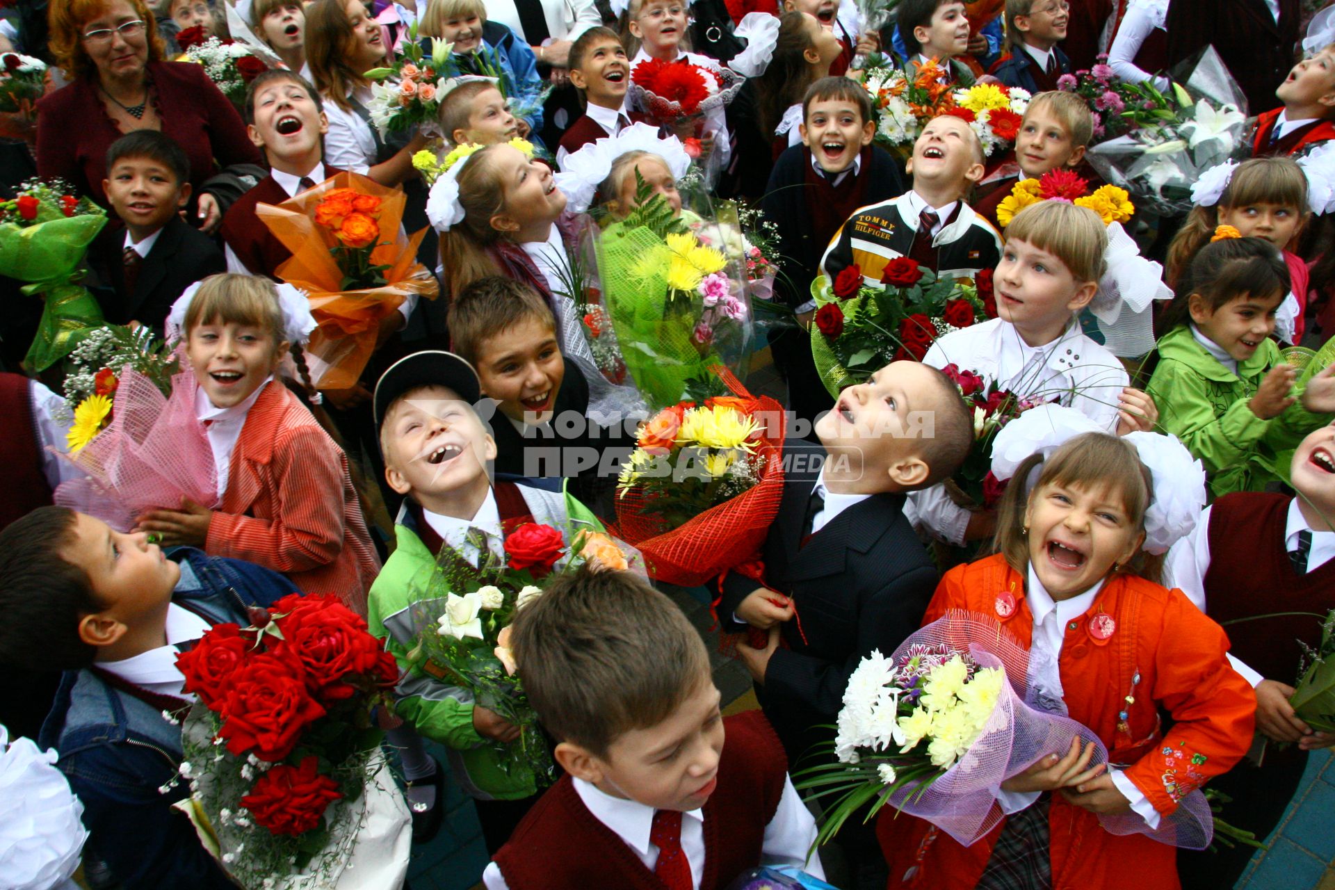 Первоклассники на школьной линейке в день знаний.