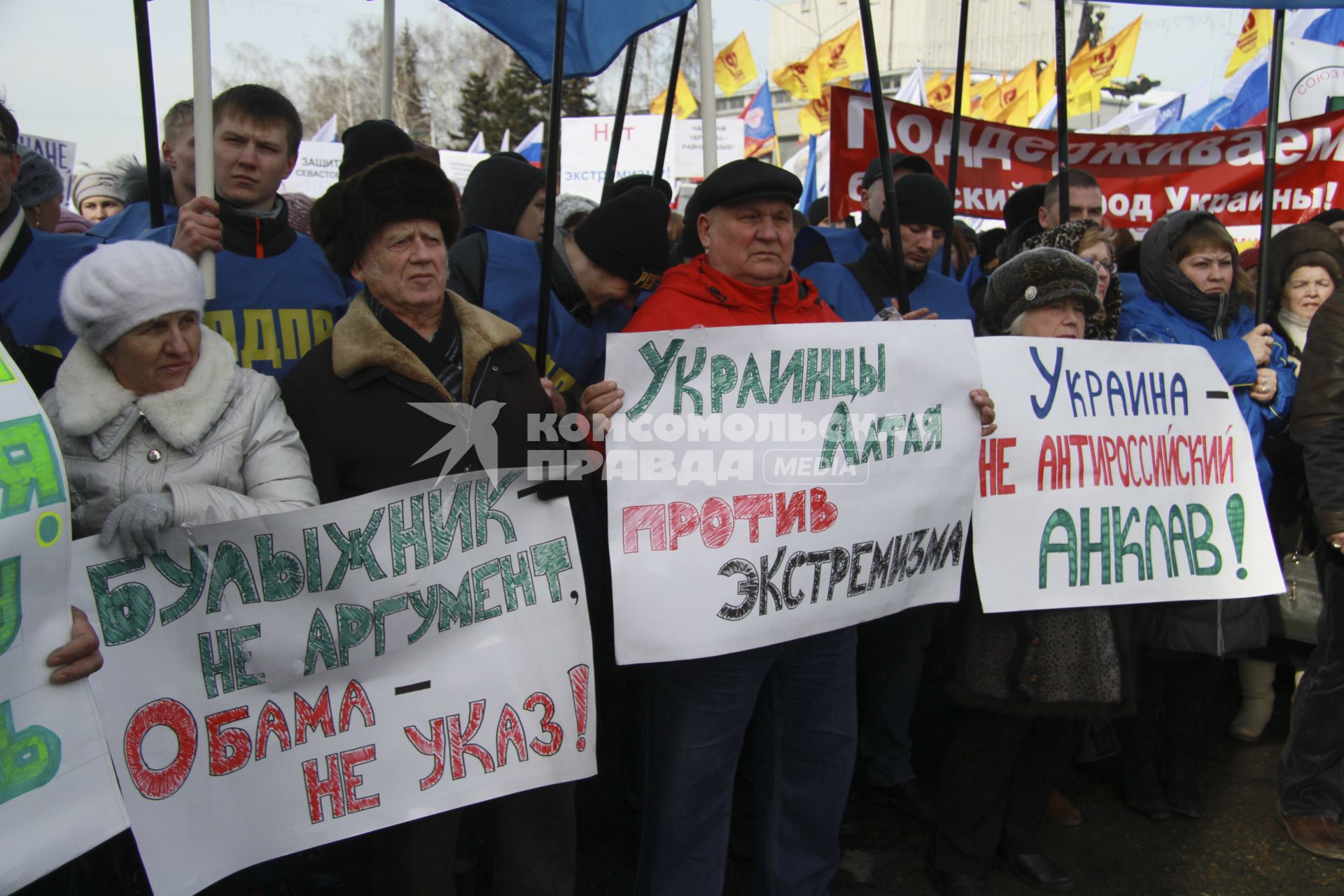 Митинг в поддержку поддержка Крыма в Барнауле. На снимке: митингующий с плакатом: `Украинцы Алтая против экстремизма`.