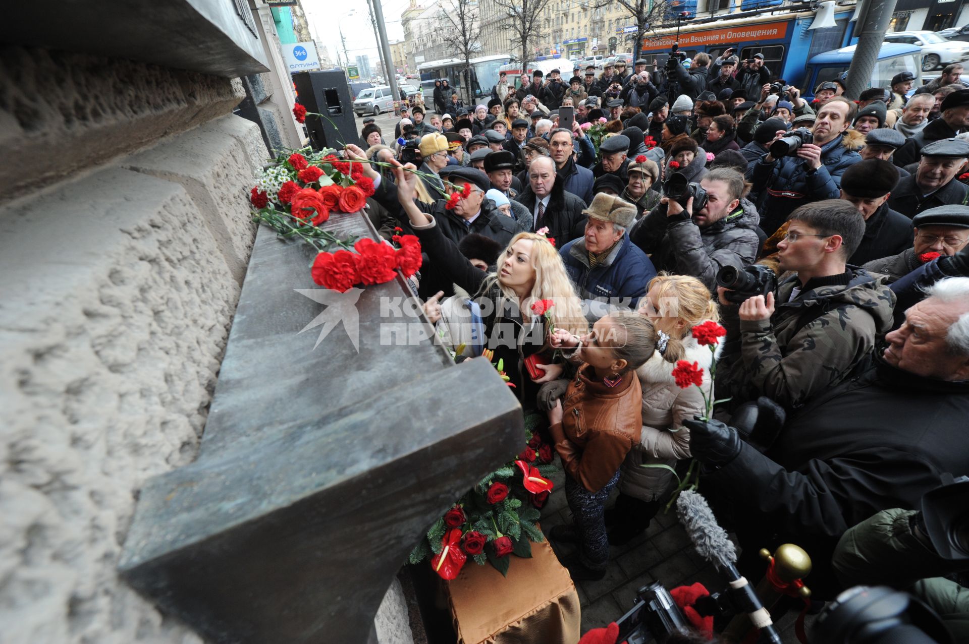 Кутузовский проспект, 26. Мемориальная доска генеральному секретарю ЦК КПСС Л.И. Брежневу. Открытие. На снимке:  участники мероприятия возлагают цветы к мемориальной доске.