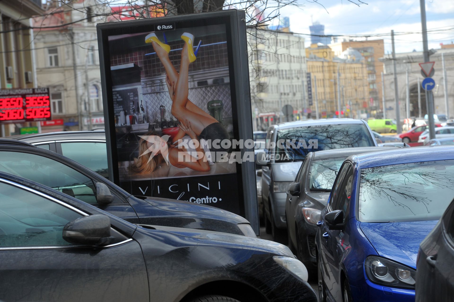 Автомобили, припаркованы на тротуаре.