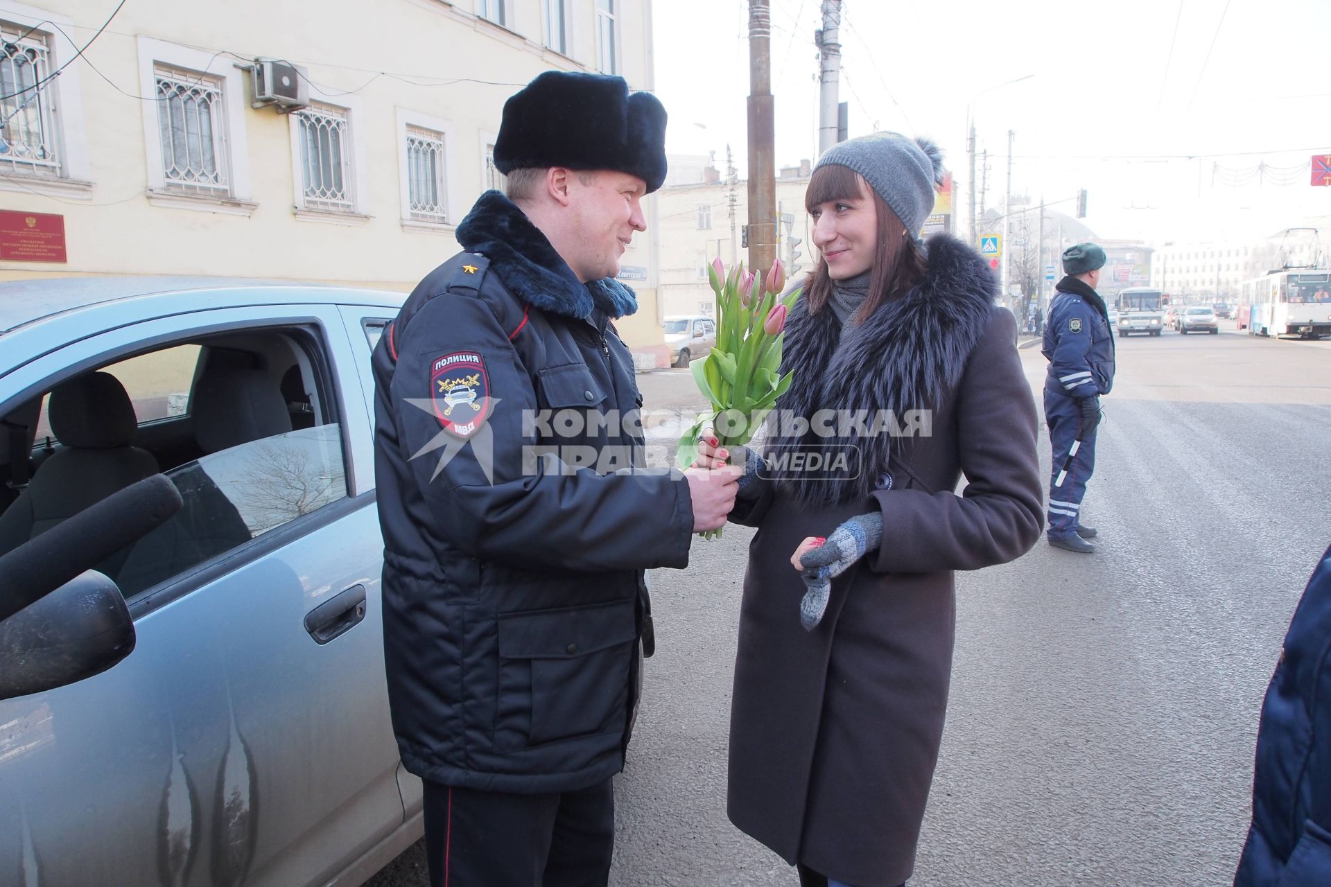 Сотрудники ГИБДД поздравляют женщин-водителей с женским праздником 8 Марта.