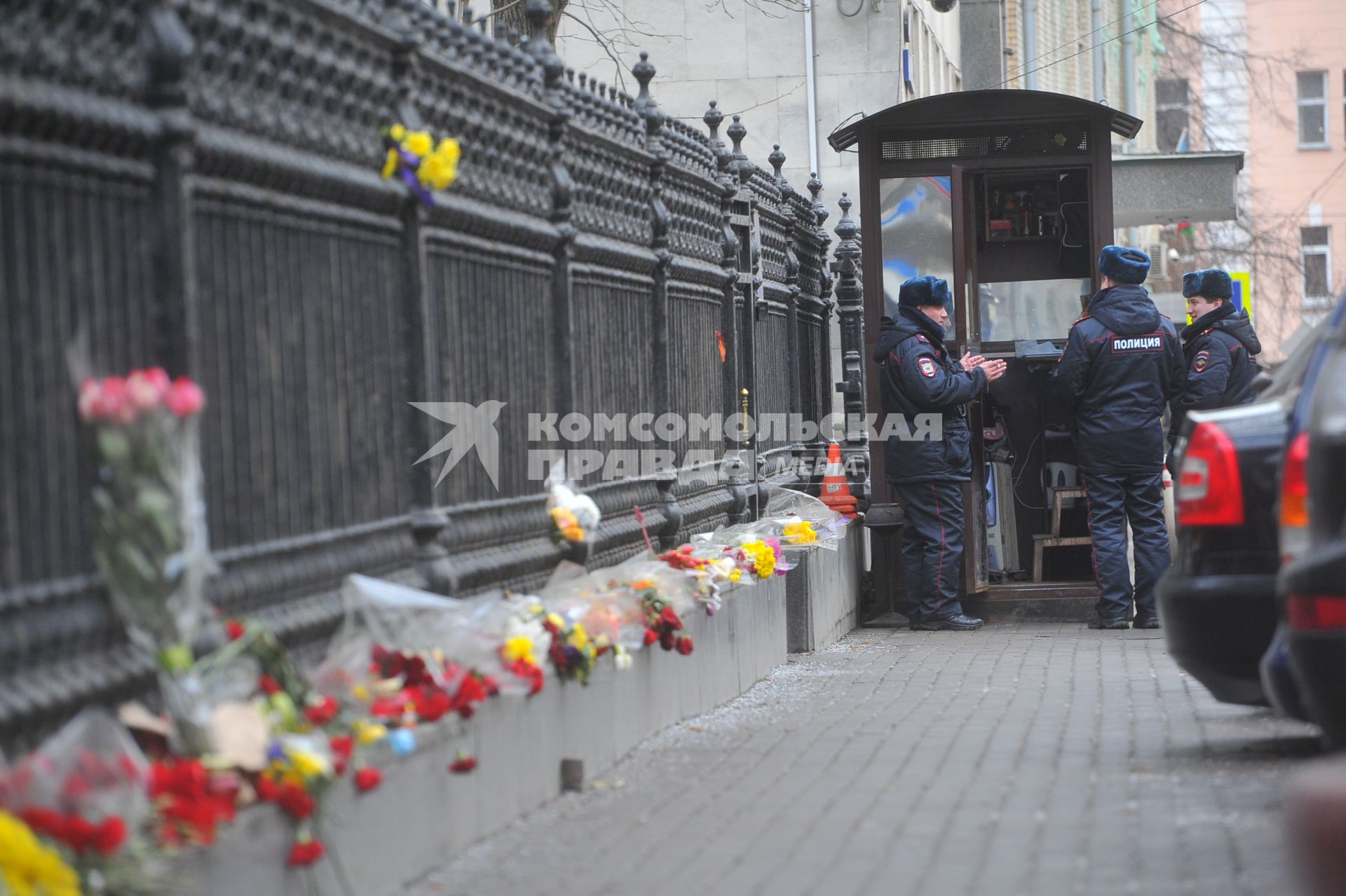 Цветы возле посольства Украины в Москве, которые возлагают жители столицы в День траура по погибшим во время столкновений в Киеве.