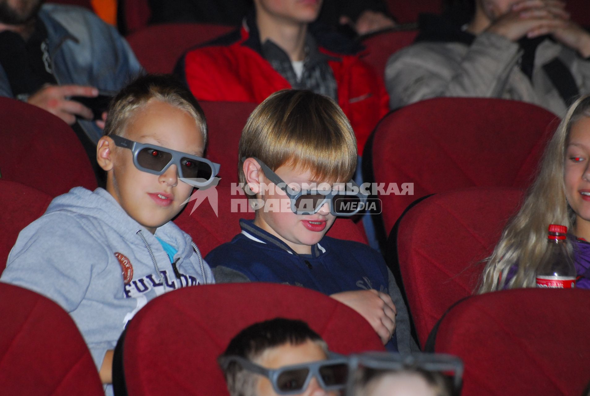 Дети в кинотеатре 3D.