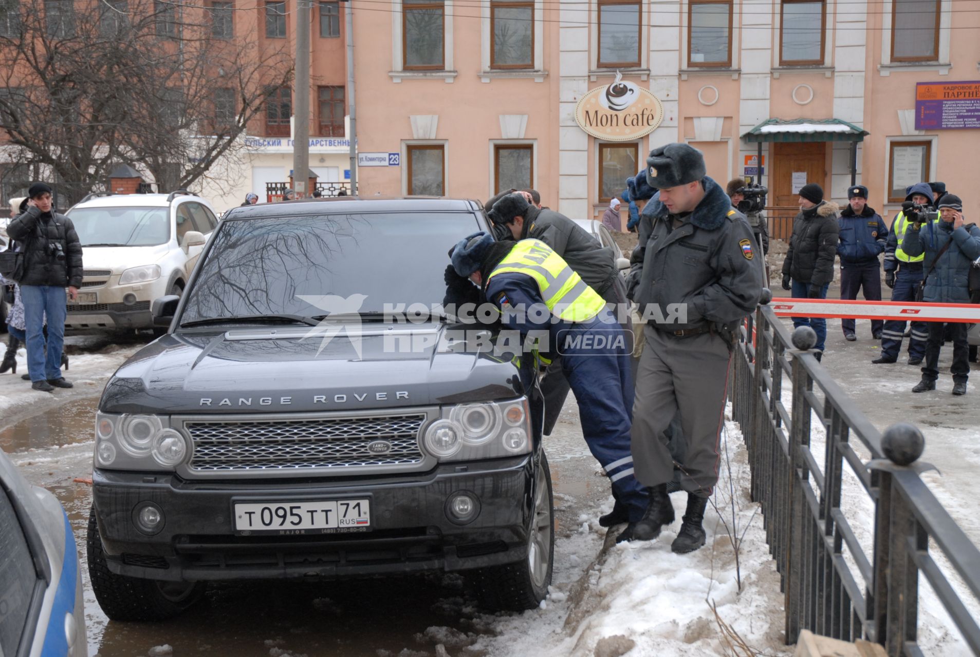 11.02.13 в Туле, остановленного за нарушение, но не пожелавшего выйти из тонированного джипа, гражданина, сотрудники ГИБДД выкуривали из запертой машины слезоточивым газом.