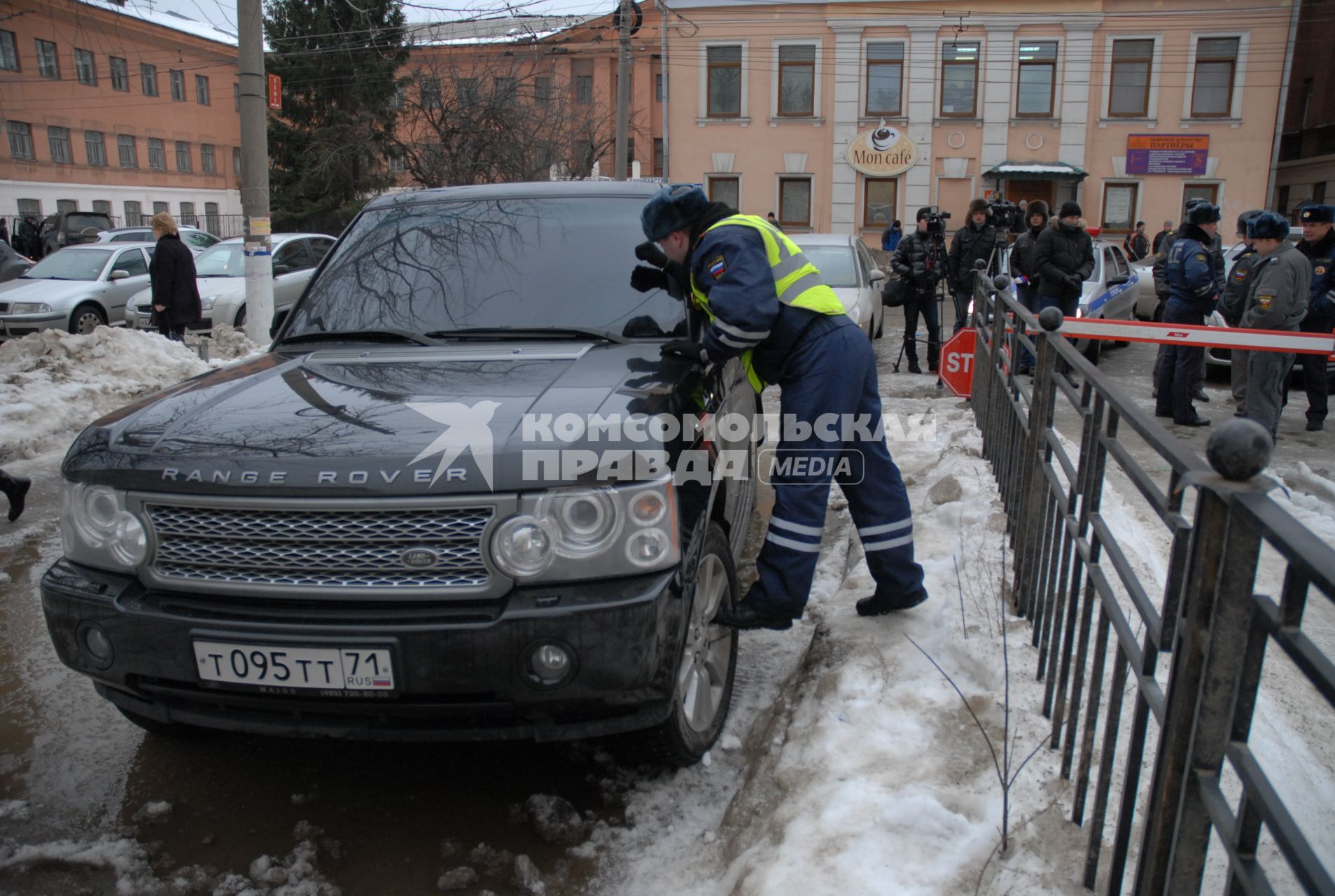 11.02.13 в Туле, остановленного за нарушение, но не пожелавшего выйти из тонированного джипа, гражданина, сотрудники ГИБДД выкуривали из запертой машины слезоточивым газом.