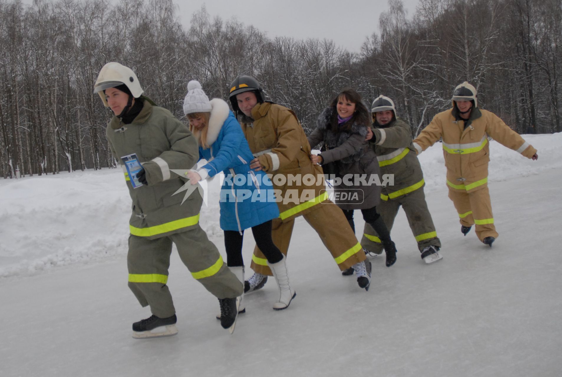 09.02.13 в Туле сотрудники МЧС одели коньки и вышли на каток Центрального парка, где раздавали всем встречным памятки о правильном поведении на льду.