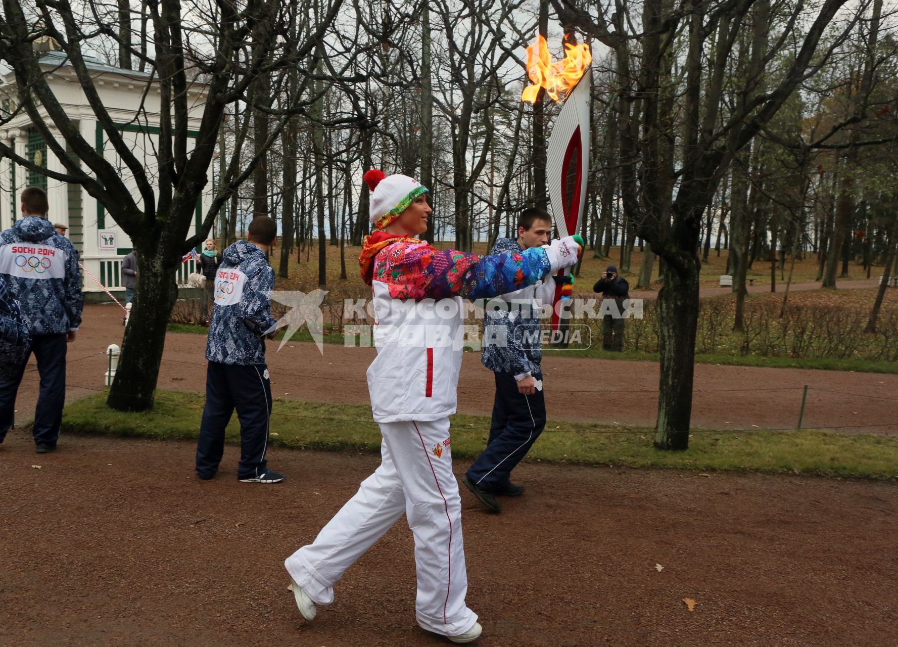 Балерина и общественный деятель Анастасия Волочкова с олимпийским факелом участвует в эстафете олимпийского огня.