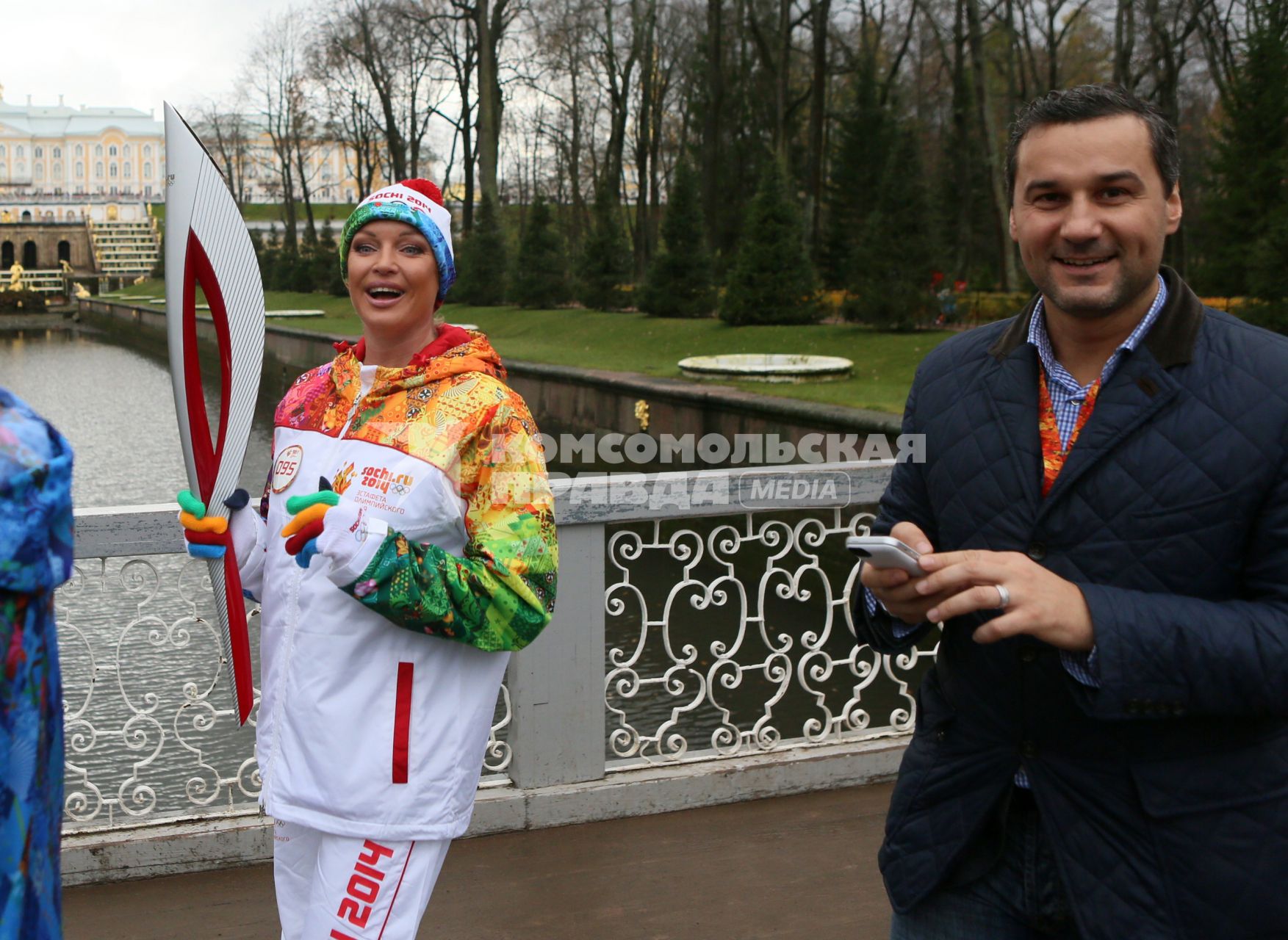 Балерина и общественный деятель Анастасия Волочкова с олимпийским факелом участвует в эстафете олимпийского огня.