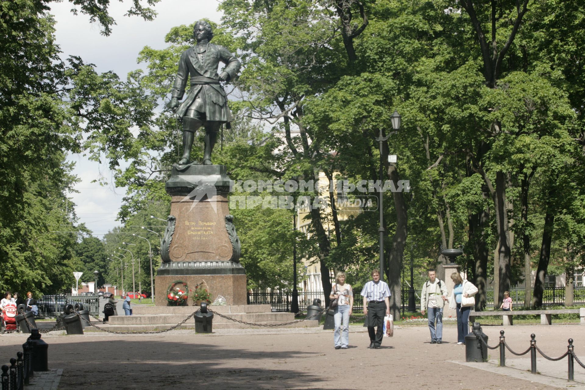 Памятник Петру Первому - основателю Кронштадта.