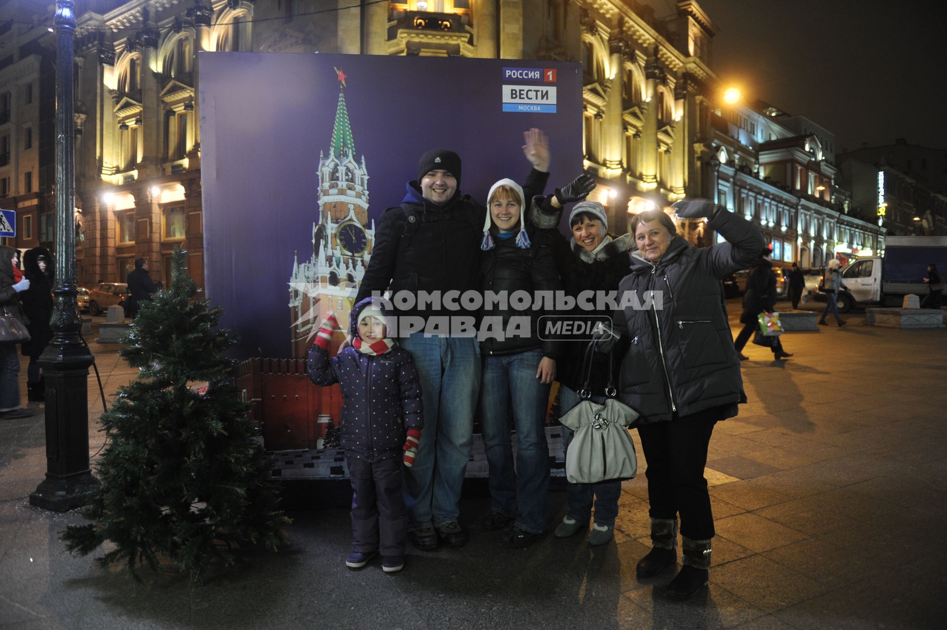 Москвичи записывают новогоднее обращение к россиянам на фоне Кремля.