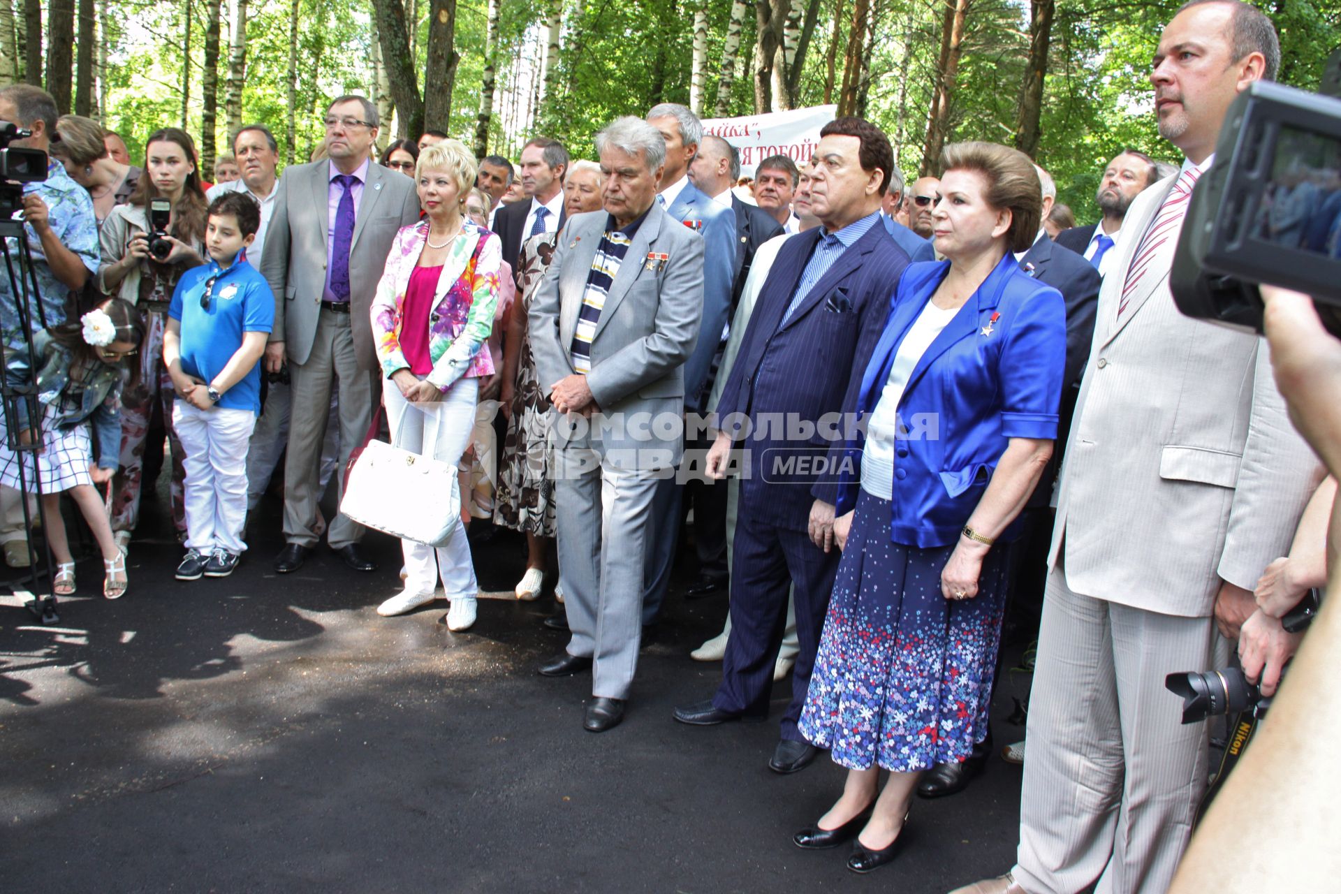 Депутат Госдумы Ярославской области Лариса Ушакова (в белом), певец и политик Иосиф Кобзон (третий справа), первая женщина космонавт Валентина Терешкова (вторая справа), Илья Осипов (крайний справа) председатель Ярославской областной думы на праздновании 50-летия со дня полета в космос Терешковой.