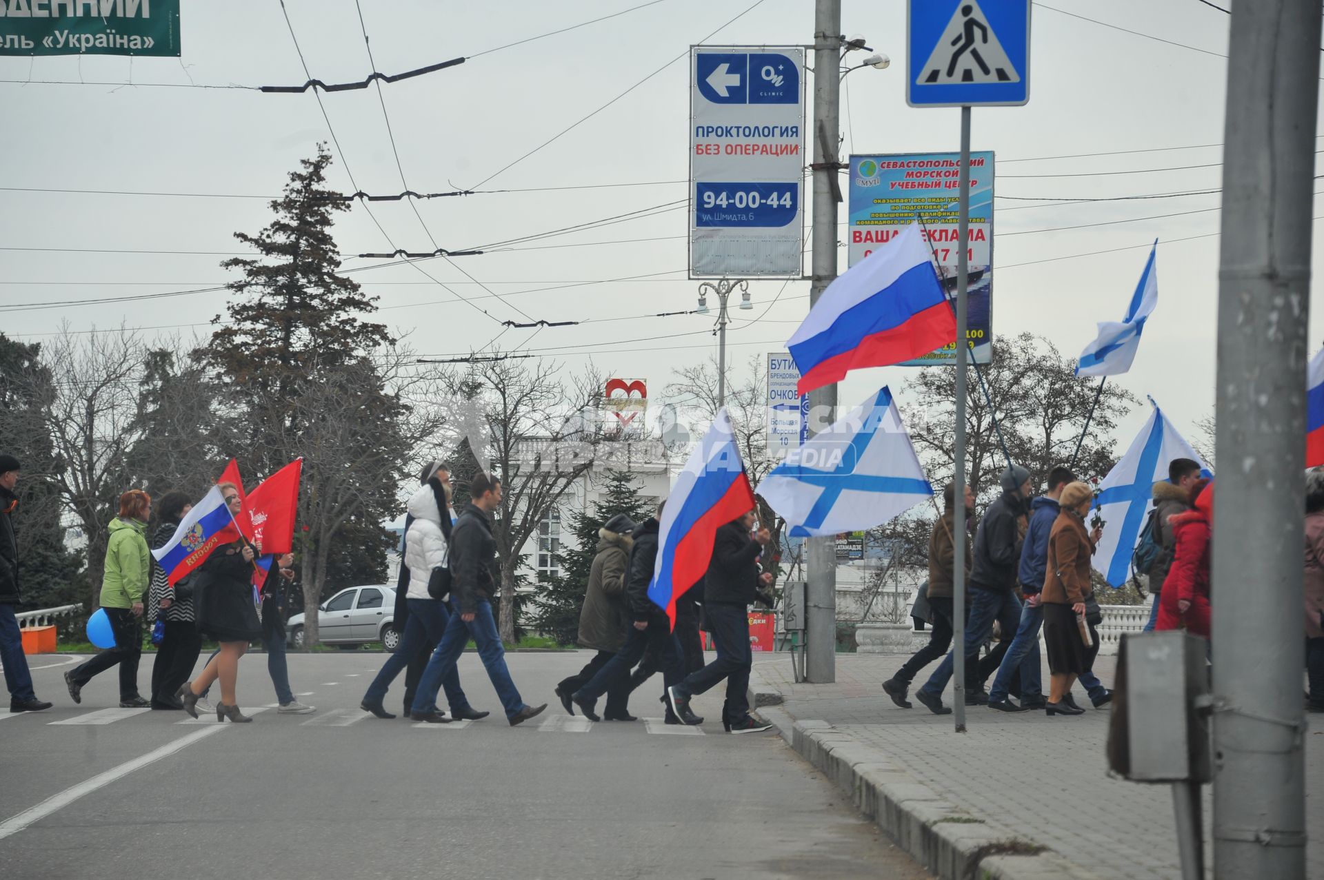 Референдум о статусе Крыма. Севастополь. На снимке: люди с российскими и андреевскими флагами идут по улице.