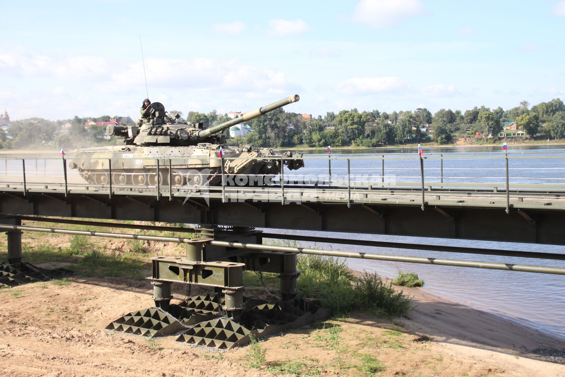 На военном полигоне на полуострове Норском в Ярославле прошли испытания быстрособирающегося моста нового поколения ИМЖ-500.