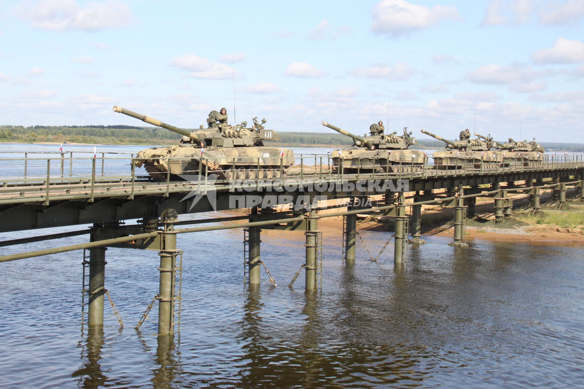 На военном полигоне на полуострове Норском в Ярославле прошли испытания быстрособирающегося моста нового поколения ИМЖ-500.