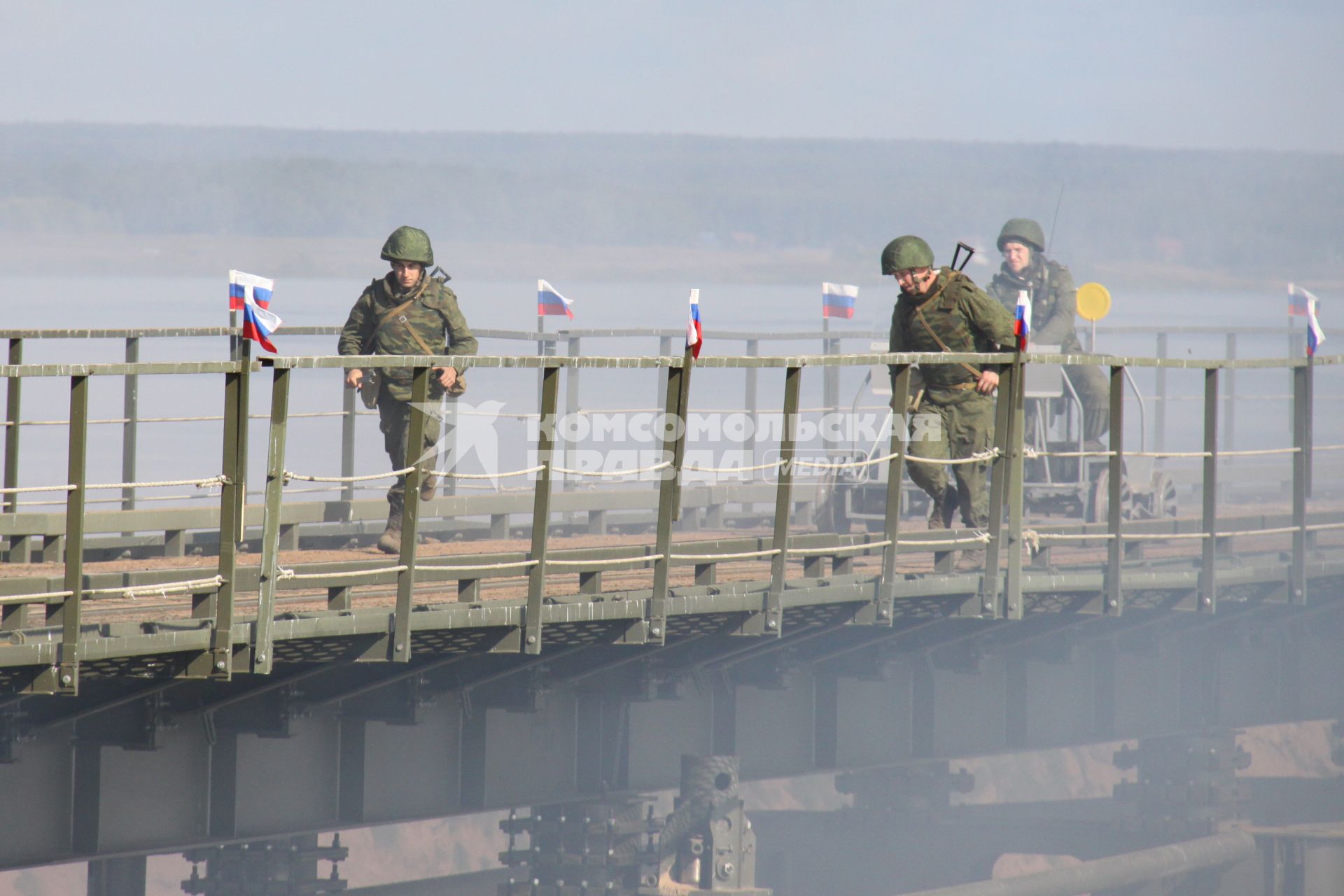 На военном полигоне на полуострове Норском в Ярославле прошли испытания быстрособирающегося моста нового поколения ИМЖ-500.