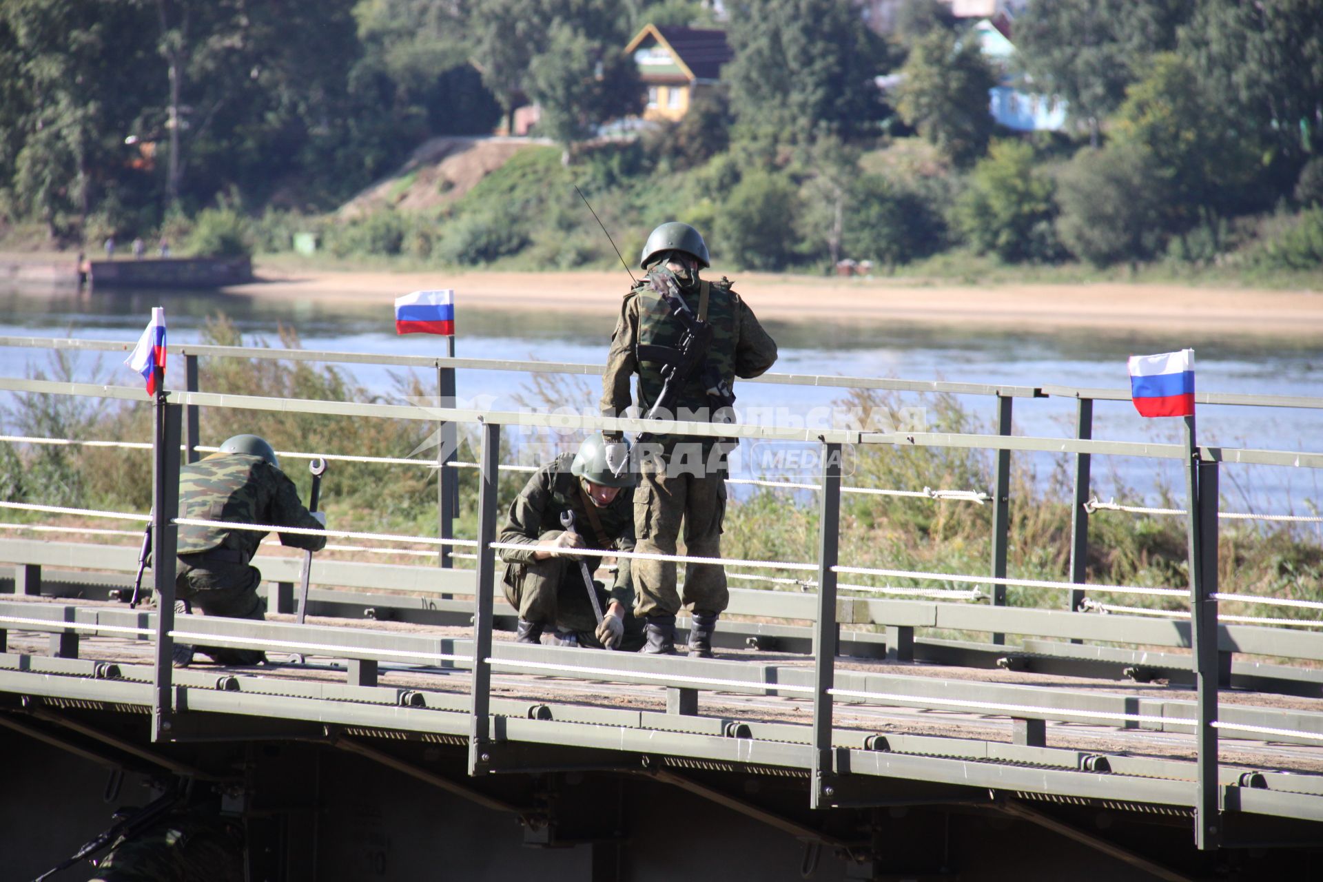 На военном полигоне на полуострове Норском в Ярославле прошли испытания быстрособирающегося моста нового поколения ИМЖ-500.