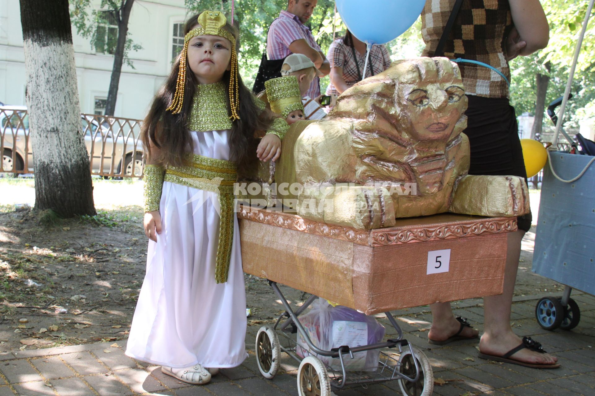 Парад детских колясок в Ярославле. Девочка в костюме египетской царицы.