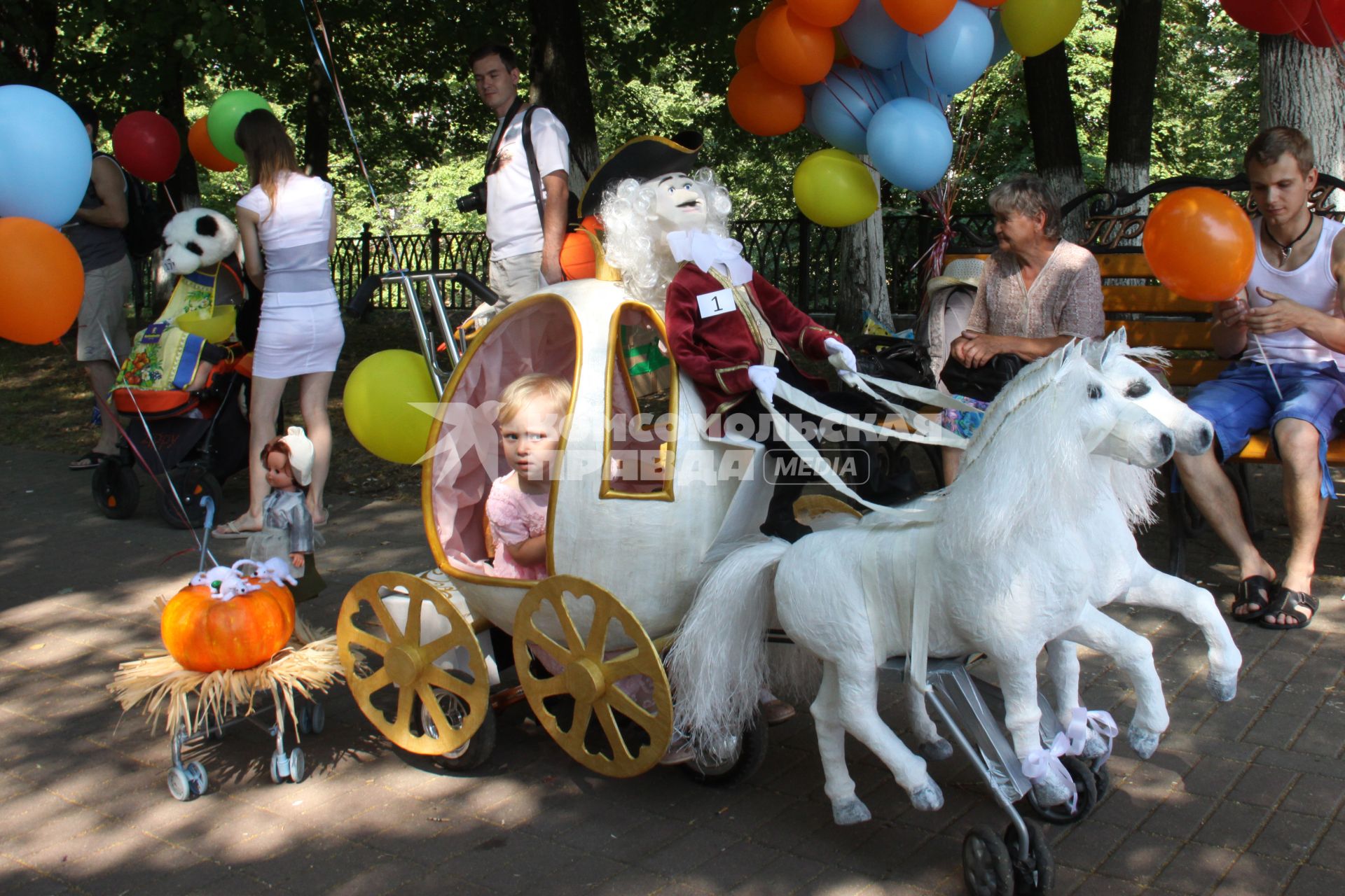 Парад детских колясок в Ярославле.