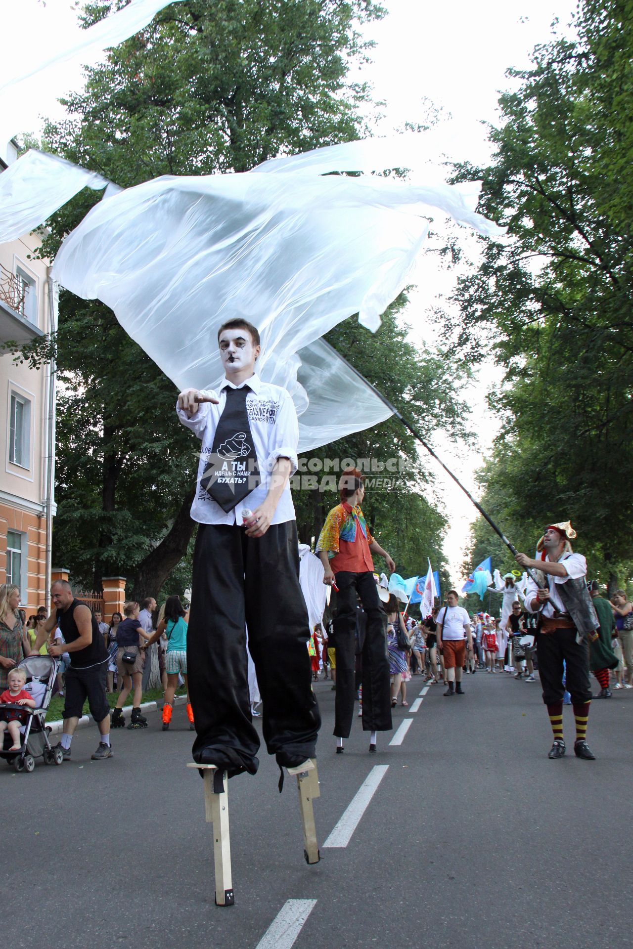 Карнавальное шествие во время проведения фестиваля уличных театров.