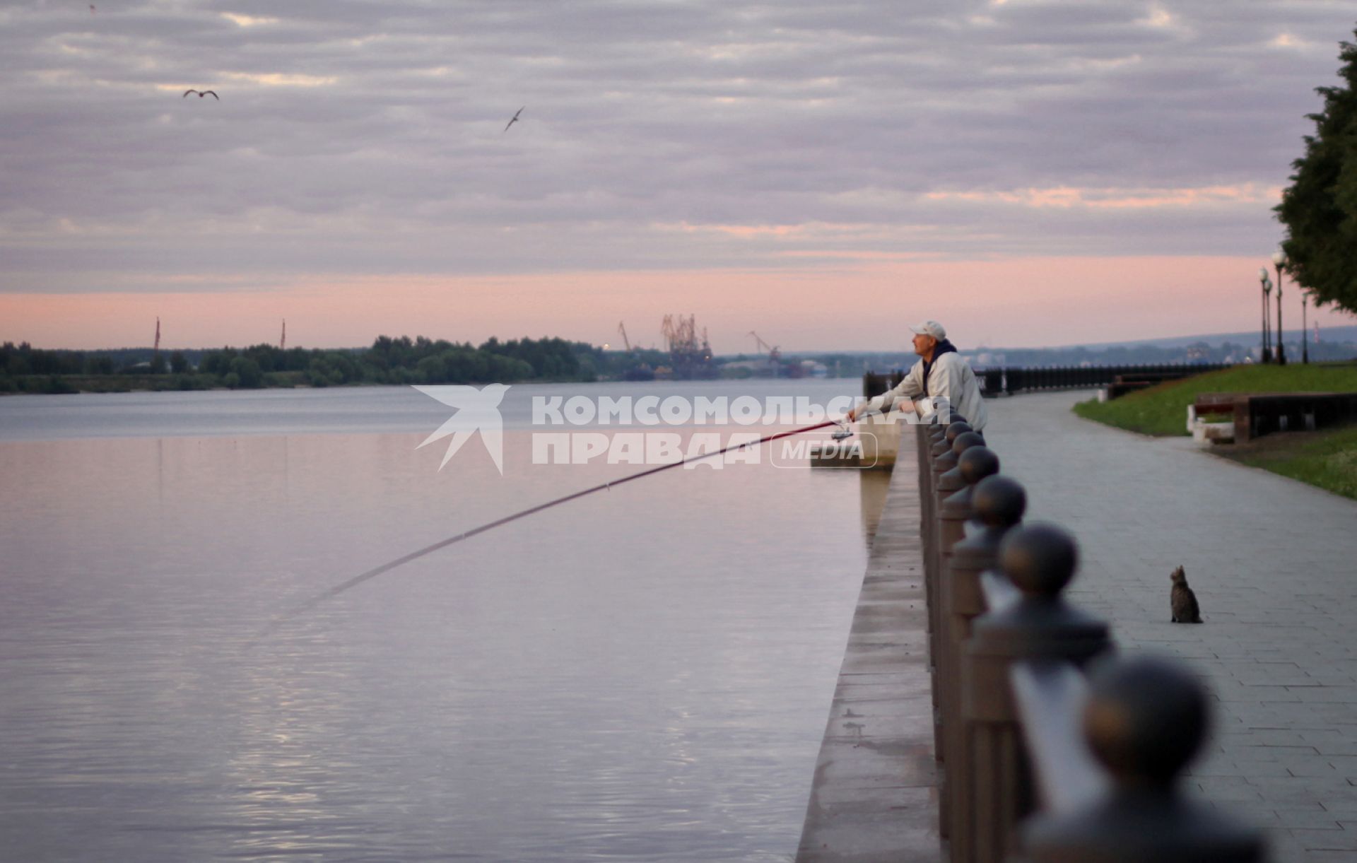 Рыбак на Волжской набережной в Ярослале.