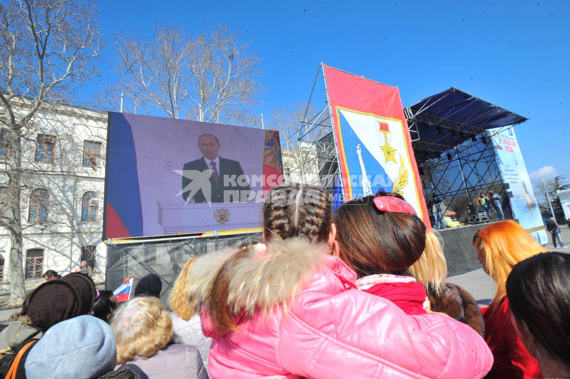 Севастополь. Прямая трансляция выступления президента РФ В.Путина по поводу принятия Крыма и Севастополя в состав РФ. На снимке: севастопольцы смотрят обращение В.Путина по экрану на площади Нахимова.