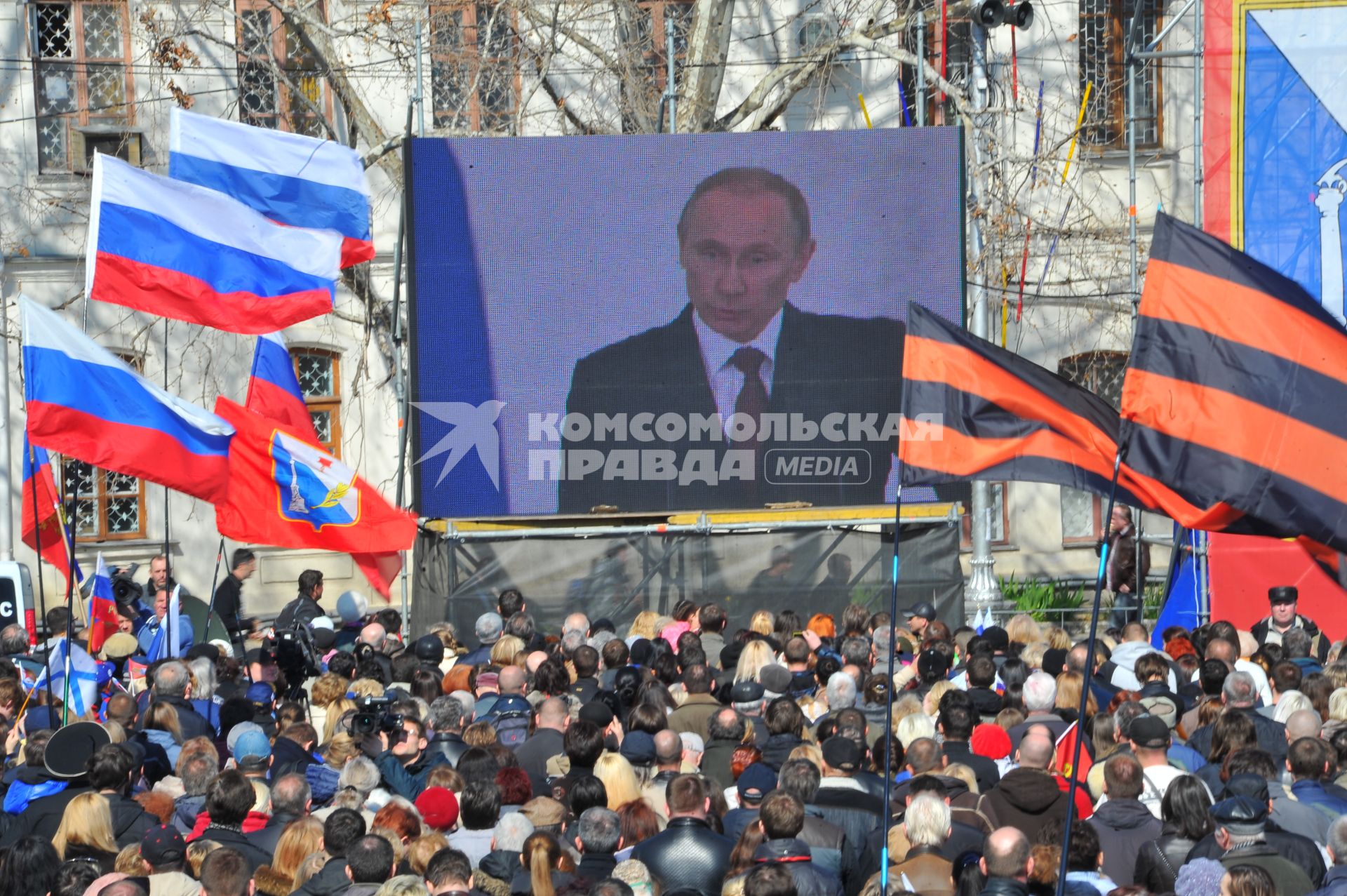 Севастополь. Прямая трансляция выступления президента РФ В.Путина по поводу принятия Крыма и Севастополя в состав РФ. На снимке: севастопольцы смотрят обращение В.Путина по экрану на площади Нахимова.