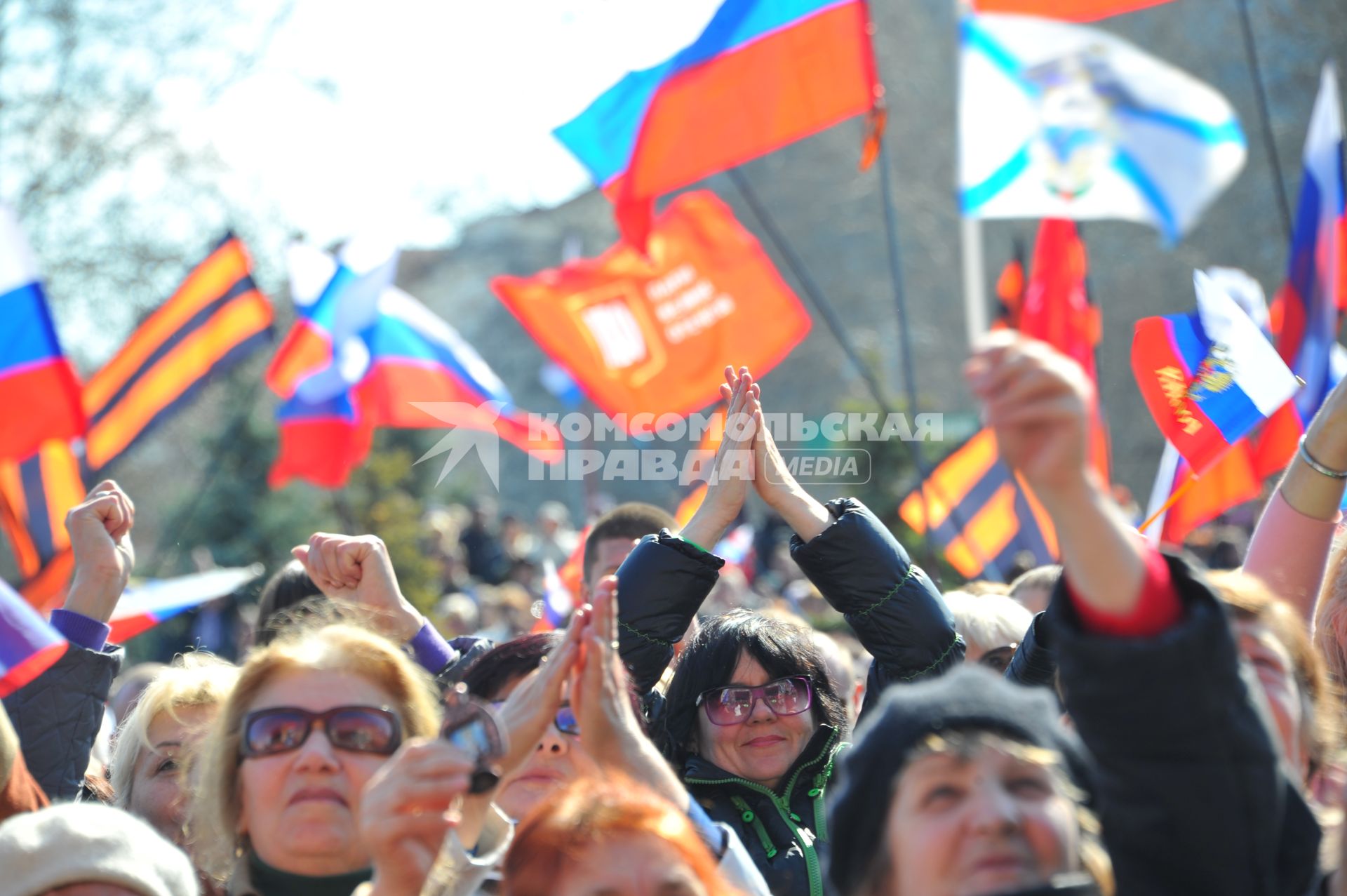 Севастополь. Прямая трансляция выступления президента РФ В.Путина по поводу принятия Крыма и Севастополя в состав РФ. На снимке: севастопольцы смотрят обращение В.Путина по экрану на площади Нахимова.